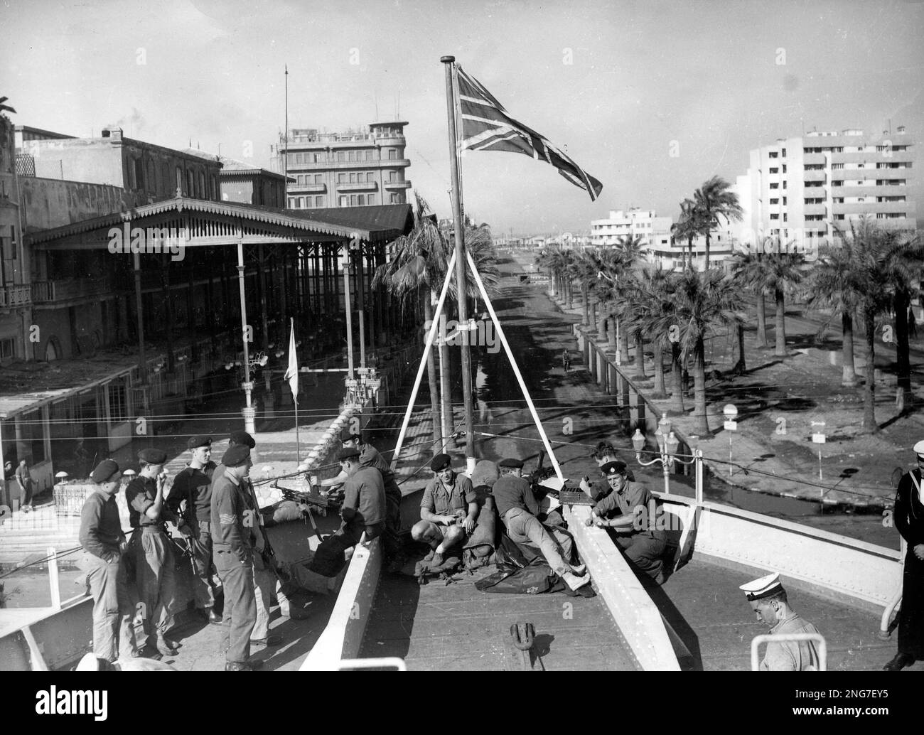 From the stern of a vessel docked in Port Said, Egypt, December 23, 1956, British troops cover a street of Port Said with machine-guns during the embarkation of the last Britsh sodiers to pull out of Egypt since Britain announced plans for a "withdrawal without delay" December 3, 1956. (AP Photo/Str) Banque D'Images