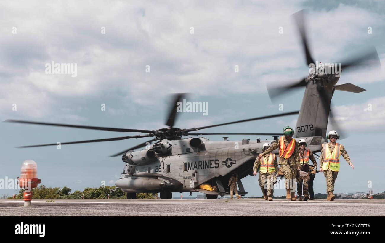 ÉTATS-UNIS Le personnel de la Marine, avec le Commandement de la préparation et de l'entraînement en médecine de la Marine, III Marine Expeditionary Force, porte une victime simulée d'un Super Stallion CH-53E lors de l'exercice Jungle Warfare 23,1 à Camp Foster, Okinawa, Japon, 16 février 2023. JWX 23,1 est un exercice de formation sur le terrain à grande échelle axé sur l'exploitation des capacités intégrées des partenaires conjoints et alliés afin de renforcer la sensibilisation, les manœuvres et les incendies de tous les domaines dans un environnement maritime distribué. (É.-U. Photo du corps marin par lance Cpl. Tyler Andrews) Banque D'Images