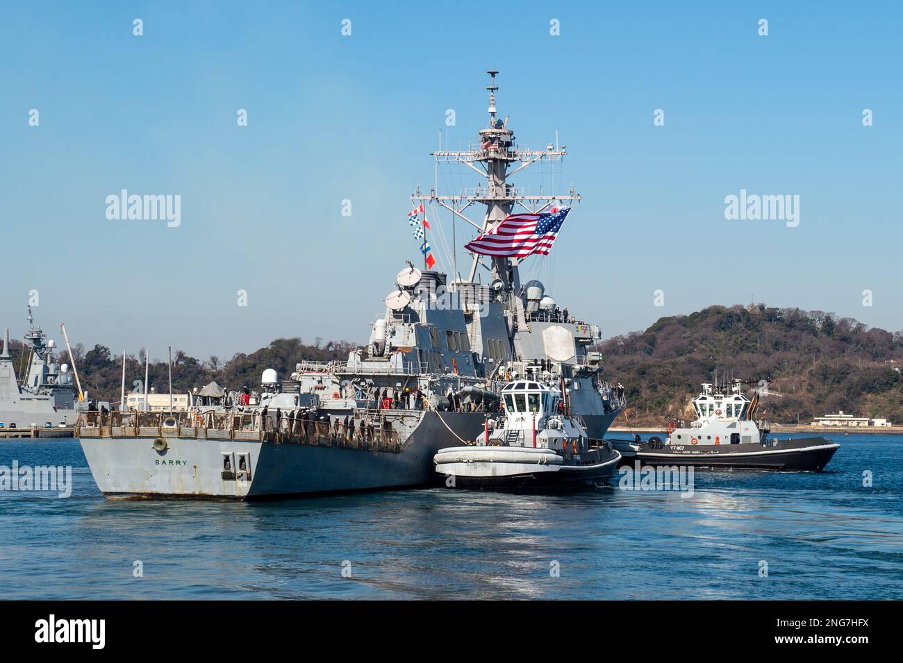 YOKOSUKA, Japon (17 février 2023) — le destroyer de missiles guidés de classe Arleigh Burke USS Barry (DDG 52) quitte le commandant des activités de la flotte Yokosuka (CFAY) tout en déplaçant son homeport à la base navale d'Everett, Washington, et en mettant fin à près de sept années de déploiement dans la flotte américaine 7th. Depuis 75 ans, la CFAY fournit, entretient et exploite des installations et des services de base à l'appui des forces navales déployées par l'avant de la flotte américaine 7th, des commandements de locataires et des milliers de militaires et civils et de leurs familles. (É.-U. Photo marine par Spécialiste communication de masse 2nd Cl Banque D'Images