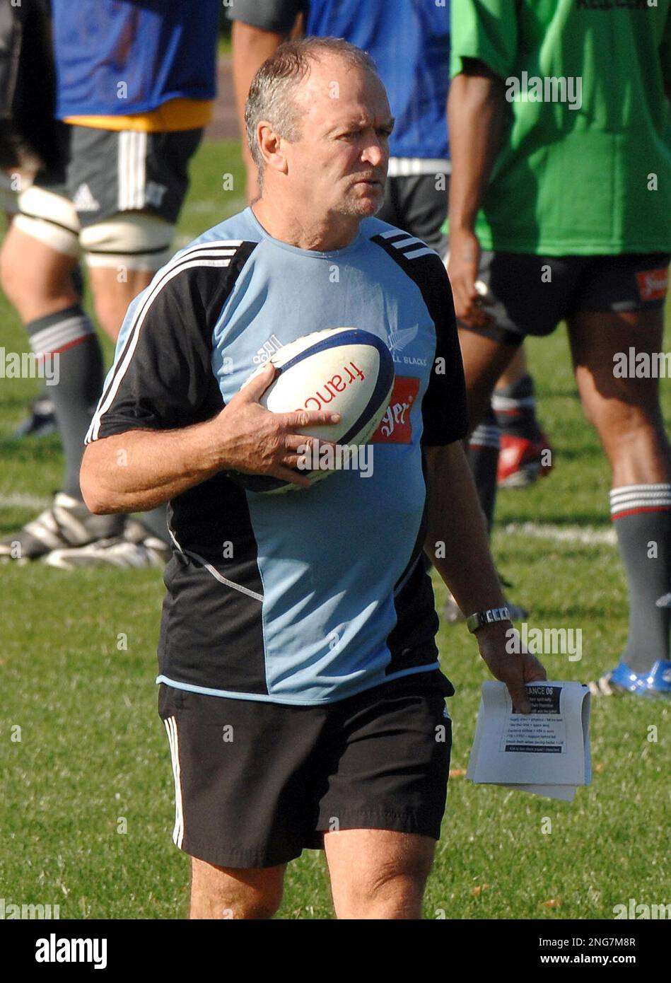 New Zealand rugby team coach Graham Henry during a training session in Marseille, France Wednesday, Nov. 8, 2006. New Zealand will play a rugby union test match against France in Lyon's Gerland stadium on Saturday Nov. 11. (AP Photo/Claude Paris) Banque D'Images