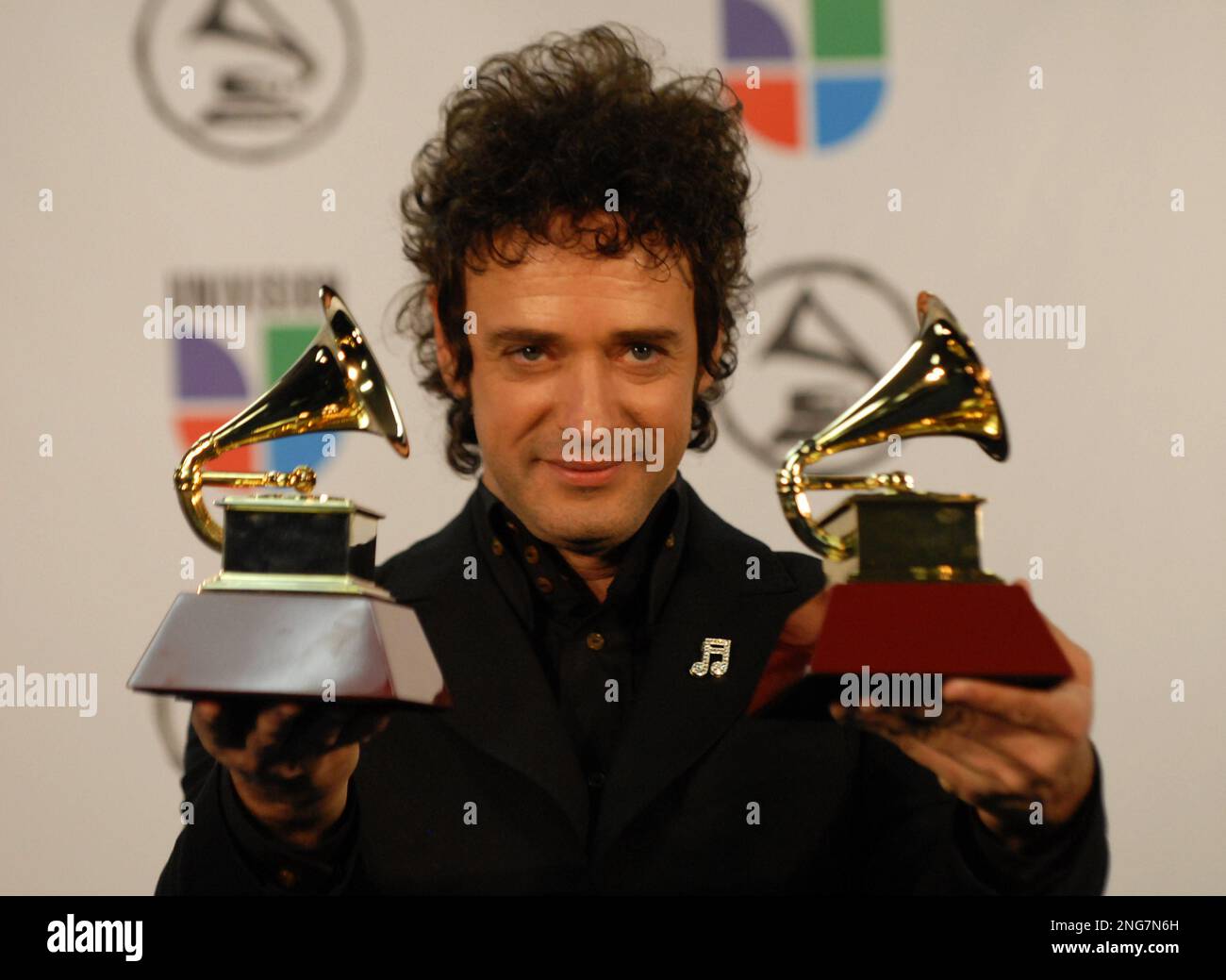 Gustavo Cerati holds his awards for Best Rock Solo album and Best Rock Song during the Latin Grammy Awards in New York, on Thursday, Nov. 2, 2006. (AP Photo/Paul Hawthorne) Banque D'Images
