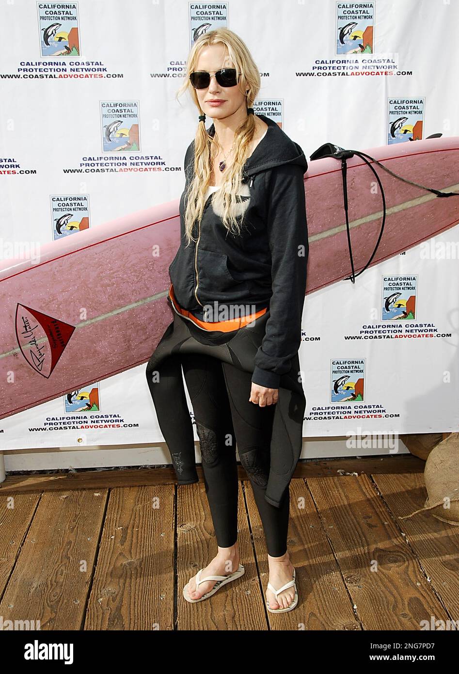 Actress Daryl Hannah attends the "Paddle Out Protest" at the Malibu Pier in Malibu, Calif. on Sunday, October 22, 2006. The protest is against a proposed liquid natural gas facility being built off the coast of Malibu. (AP Photo/Dan Steinberg) Banque D'Images