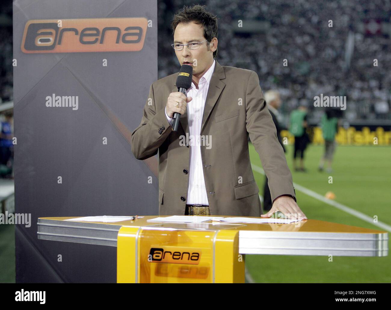 TV presenter Matthias Opdenhoevel speaks during a TV presentation of the pay TV station Arena prior to a German first division soccer match between Borussia Moenchengladbach and Borussia Dortmund at the Borussia Park stadium in Moenchengladbach, Germany, Friday, Sept. 22, 2006. (AP Photo/Michael Sohn) Banque D'Images