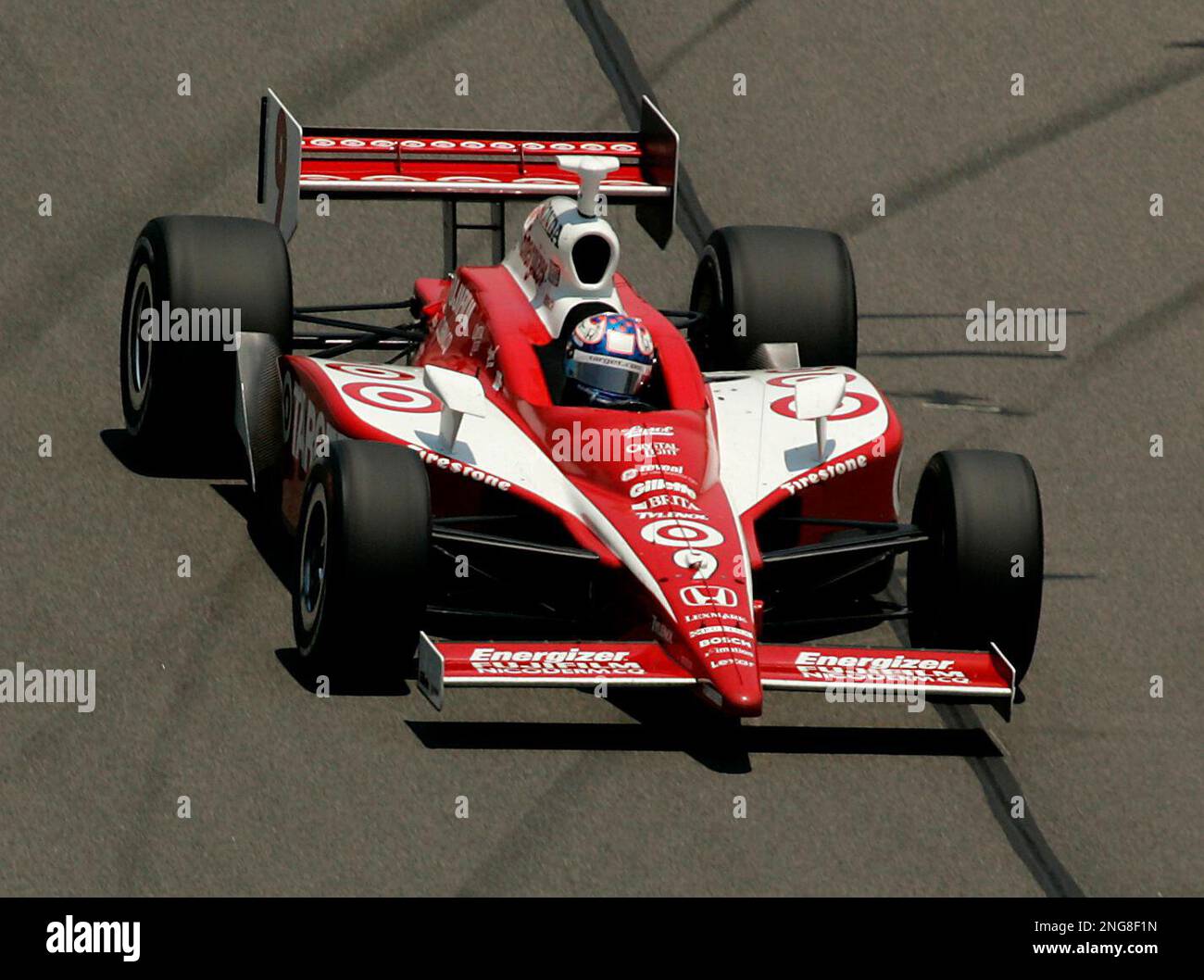 Scott Dixon races during the Kansas Lottery Indy 300 IRL auto race Sunday, July 2, 2006 at Kansas Speedway in Kansas City, Kan. (AP Photo/Charlie Riedel) Banque D'Images