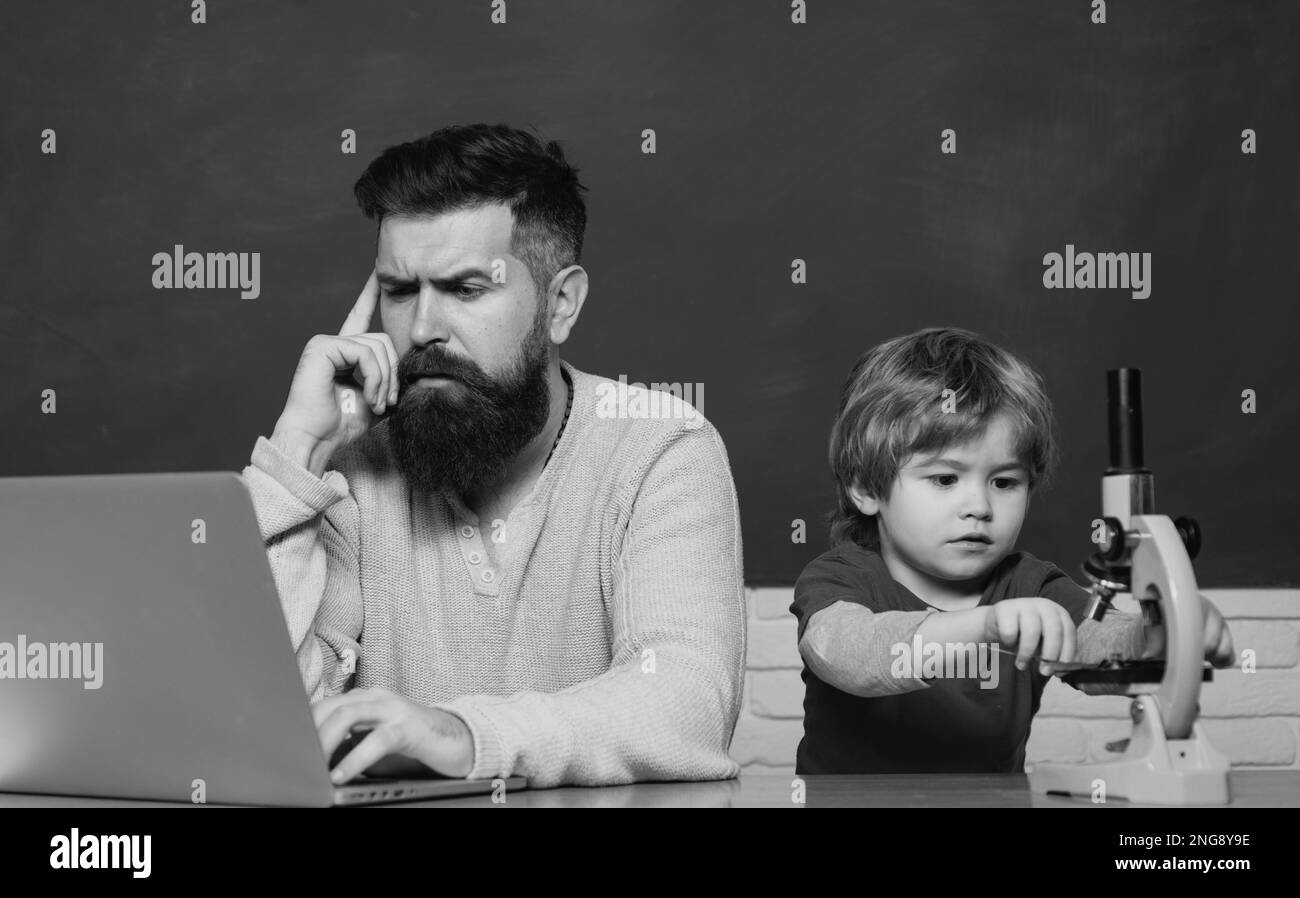 Homme enseignant jouer avec l'enfant d'avant-chooler. Apprentissage des enfants. Professeur de papa. Père et fils. Papa et son fils ensemble. Tutorat. Enseignant de l'école primaire Banque D'Images