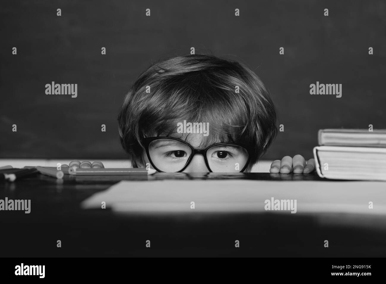 Grande réussite d'étude. Examen difficile. Enfant d'école. Préchoix. Concept d'apprentissage. Fond de tableau noir - espace de copie. Banque D'Images