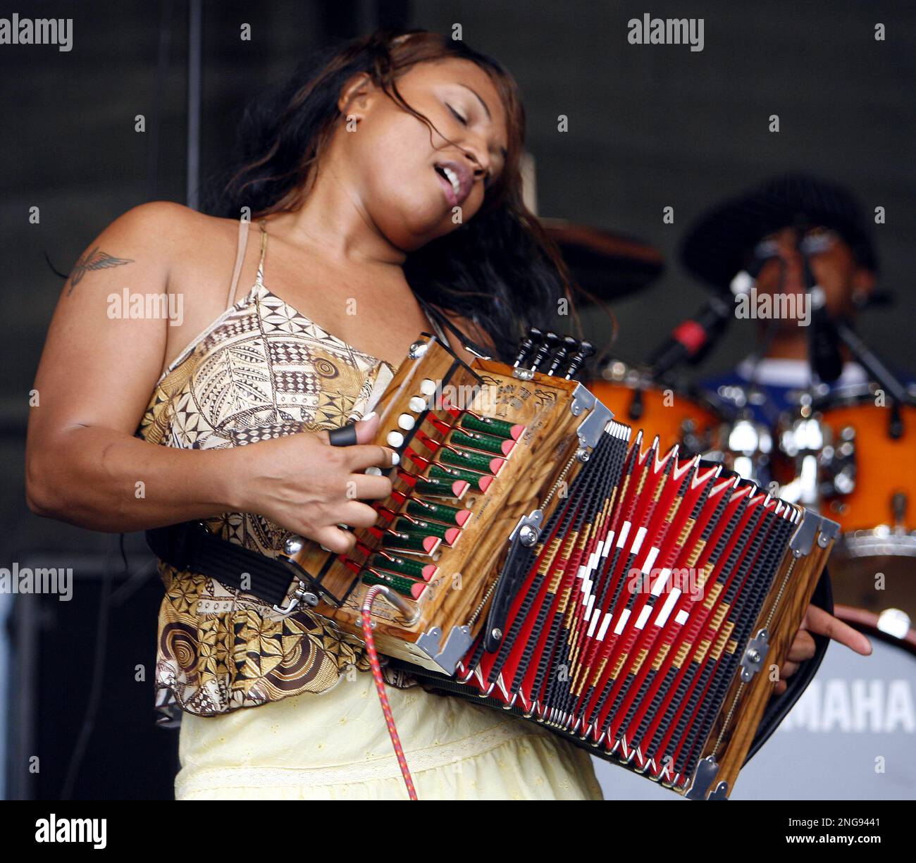 Rosie Ledet of Rosie Ledet and the Zydeco Playboys performs during the 2006 New Orleans Jazz and Heritage Festival in New Orleans on Sunday, April 30, 2006. (AP Photo/Alex Brandon) Banque D'Images