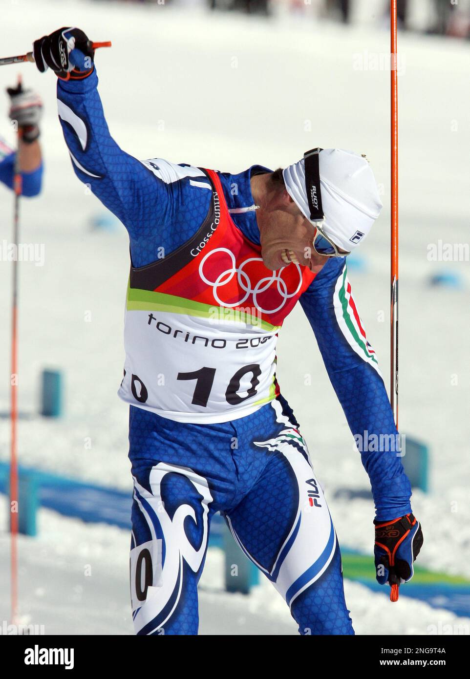Italy's Giorgio di Centa celebrates as he crosses the finish line to win the gold medal in the Men's 50k Cross Country race at the Turin 2006 Winter Olympic Games in Pragelato Plan, Italy, Sunday, Feb. 26, 2006 (AP Photo/Andrew Medichini) Banque D'Images