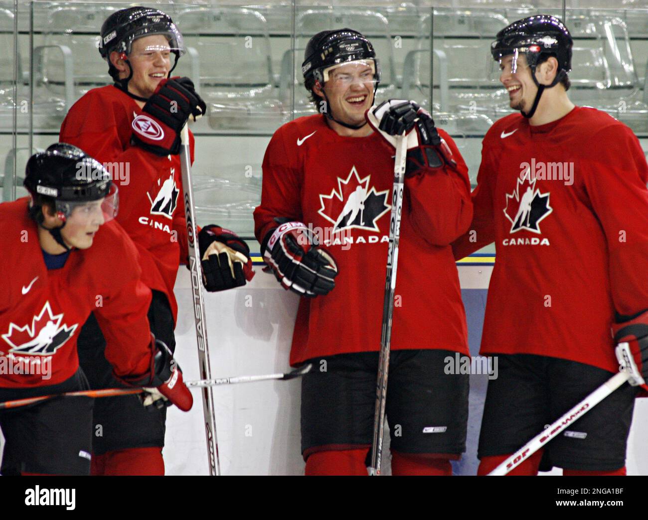 Team Canada's Vincent Lecavalier, Eric Staal, Shane Doan and Jason Spezza, left to right, share a laugh during a practice session at the Palasport Olimpico at the Turin 2006 Winter Olympic Games Monday, Feb. 20, 2006 in Turin, Italy. (AP Photo/Andrew Vaughan, CP) Banque D'Images