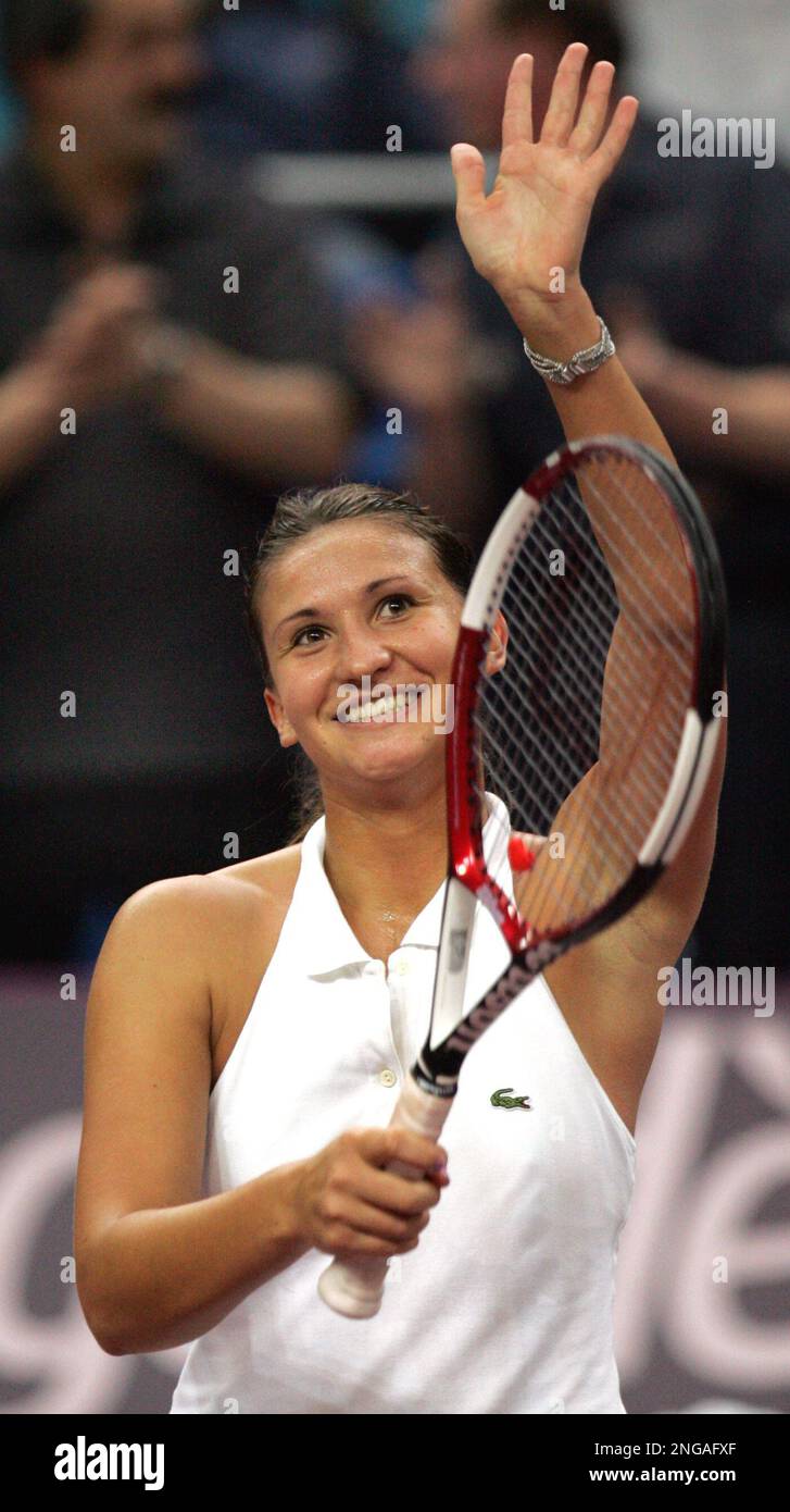 French player Tatiana Golovin acknowledges applause after winning her quarter-final match against Russian player Nadia Petrova at the indoor Paris women's tennis open at the Pierre de Coubertin stadium Friday Feb. 10, 2006. Tatiana Golovin won: 3-6, 7-6, 6-3. (AP Photo/Remy de la Mauviniere) Banque D'Images
