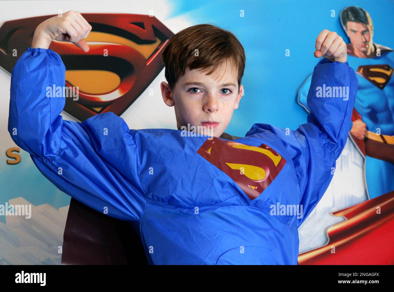Brendan Maguire shows Mattel Inc.s new Superman inflatable costume Thursday, Feb. 9, 2006, at the American International Toy Fair in New York. Mattel is marketing toys tied to the live-action superhero film "Superman Returns." (AP Photo/Dima Gavrysh) Banque D'Images