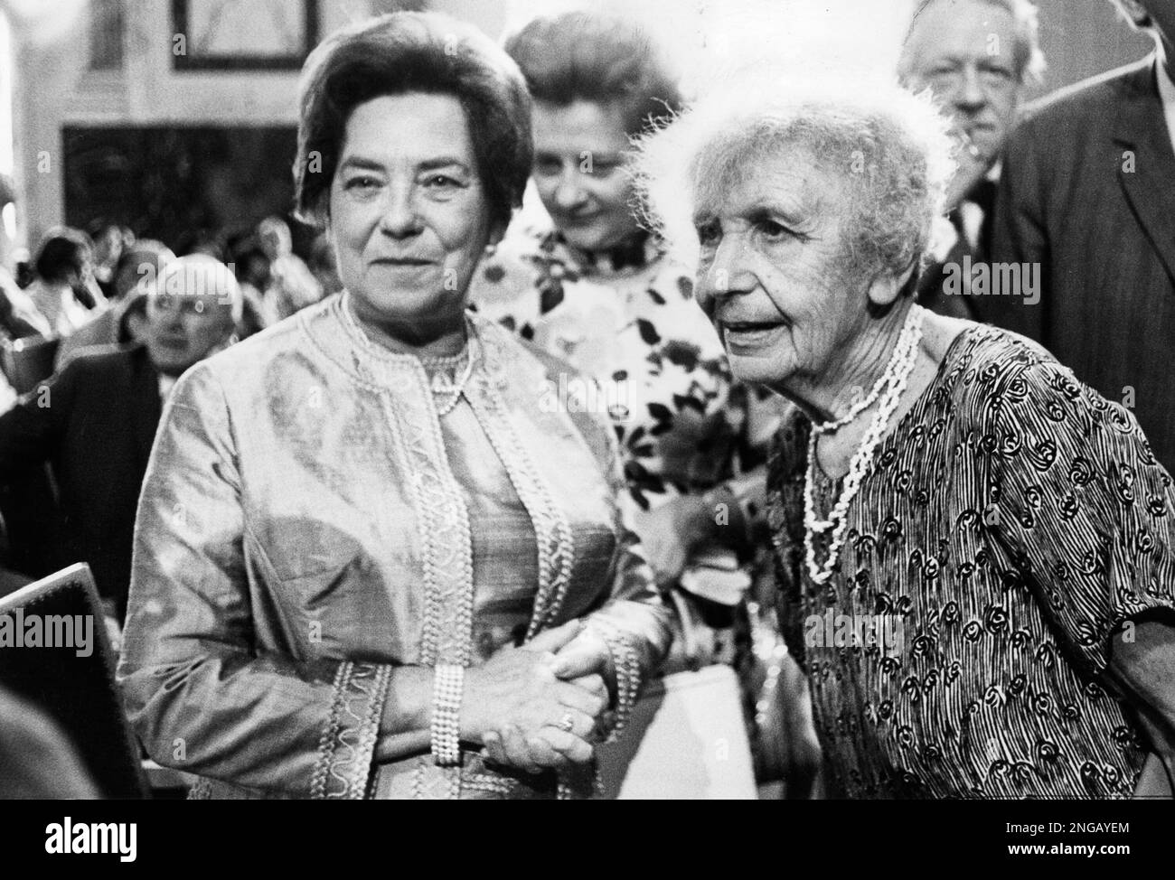PSYCHO-ANALYTICAL CONGRESS OPENED IN VIENNNA -- For the first time in 33 years, Anna Freud, right, daughter of Sigmund Freud who is known as "father of analysis", returned to her former home town. She is shown at the opening session of the congress, July 26, 1971, with Dr. Hertha Firnberg, left, Austrian minister of science, and City Councillor Mrs. Gertrude Sandner-Froehlich, center. (AP-PHOTO/ew/str/ng) Banque D'Images