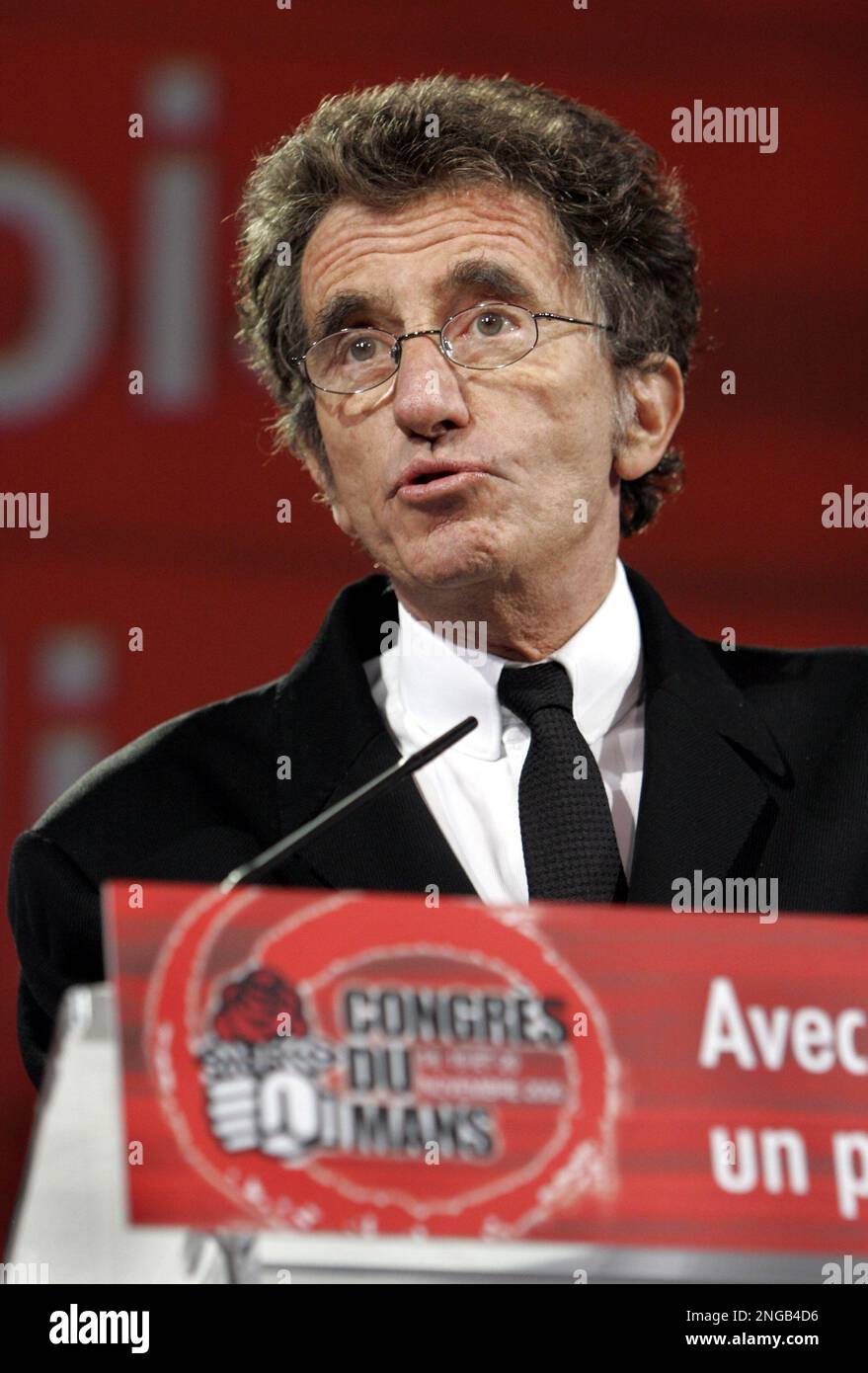 French Socialist Party member and former Culture Minister Jack Lang addresses socialist militants on the second day of the French Socialist Party National Congress in Le Mans, Western France, Saturday Nov. 19, 2005.(AP Photo/Remy de la Mauviniere) Banque D'Images