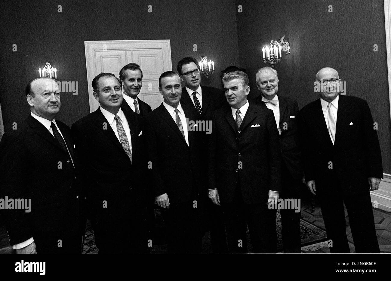 Sein neues hessisches Kabinett stellt heute nach der Vereidigung der Hessischen Ministerpaesident Albert Osswald am 23. Oktober, 1969 in Wiesbaden vor. Von Links: Karl Hemfler (Justiz), Horst Schmidt (Sozial), Ludwig von Friedeburg (Kultur), Erwin Lang (Finanzen), Rudi Arndt (Wirtschaft), Ministerpraesident Albert Osswald, Johannes Strelitz (Innneres) und Tassilo Troescher (Landwirtschaft). (AP Photo/Str) --- The new cabinet of German state Hesse poses for a group photo on Oct. 23, 1969. From left to right are: Karl Hemfler, Justice Minister; Horst Schmidt, Social Minister; Ludwig von Friedebu Banque D'Images