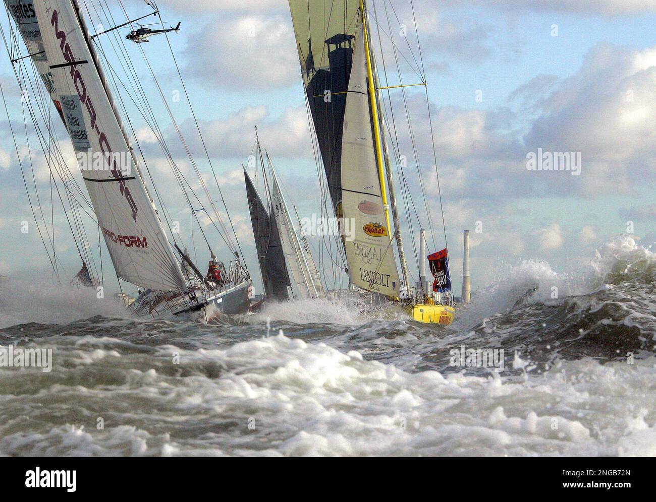 Monohull's start the 7th edition of the Transat Jacques Vabre Saturday, Nov. 5, 2005, a double-handed oceanic race across the Atlantic, from Le Havre, Normandy, heading towards Salvador de Bahia in northeastern Brazil. (AP Photo/Michel Spingler) Banque D'Images
