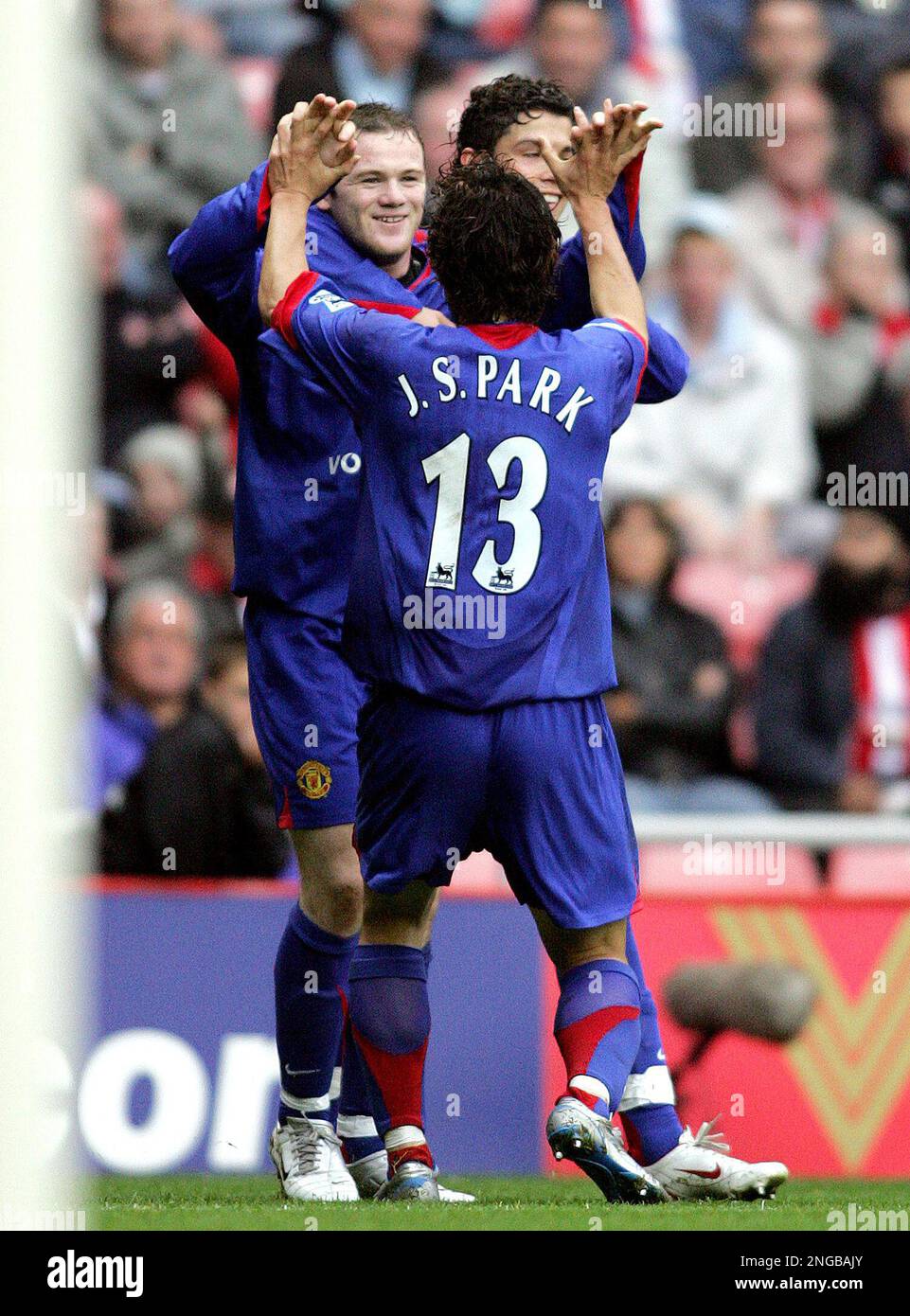 Manchester's Wayne Rooney, left, celebrates his goal with Ji-Sung Park, center, and Cristiano Ronaldo during their English Premier League soccer match at the Stadium of Light in Sunderland, England, Saturday Oct 15, 2005. (AP Photo/Scott Heppell) ** NO INTERNET/MOBILE USAGE WITHOUT FAPL LICENCE - SEE IPTC SPECIAL INSTRUCTIONS FIELD FOR DETAILS ** Banque D'Images
