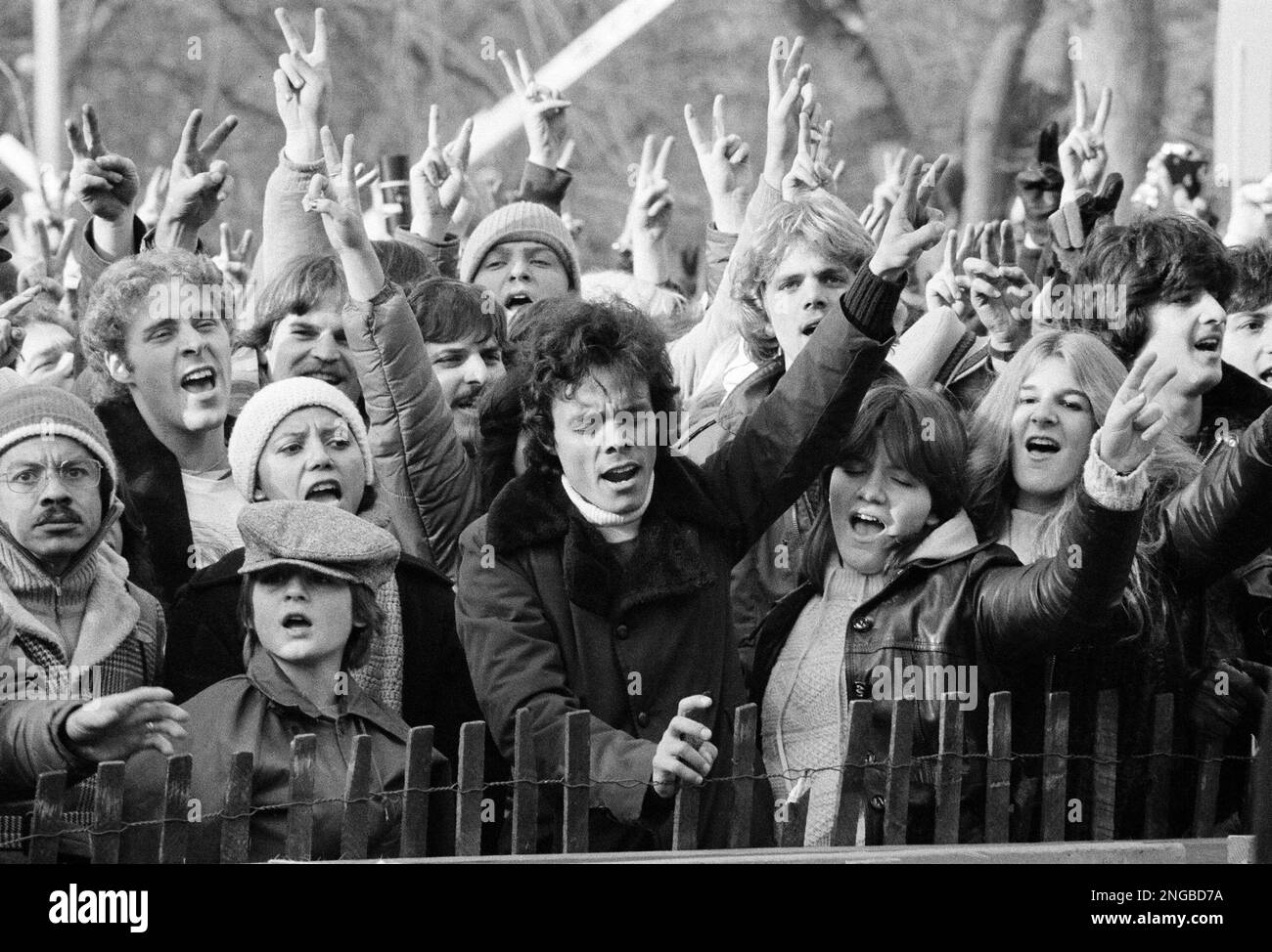 People participating in tribute to the slain musician John Lennon wave the peace sign and sing "Give Peace A Chance" at New York's Central Park, Dec. 14, 1980. An estimated crowd of 50,000 to 100,000 people took part in the vigil. (AP Photo/Carlos Rene Perez) Banque D'Images