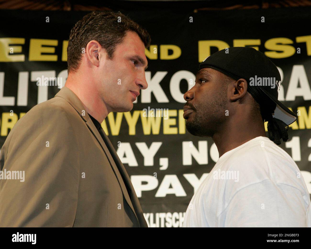 WBC heavyweight champion Vitali Klitschko, left, and Hasim Rahman pose for a photo Monday, Sept. 19, 2005, during a news conference in Beverly Hills, Calif. Rahman will challenge Klitschko for the WBC heavyweight title on Nov. 12 in Las Vegas. (AP Photo/Nick Ut) Banque D'Images