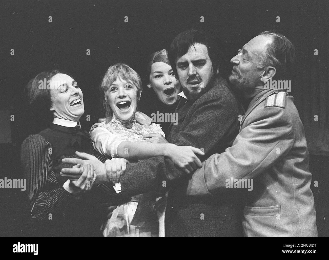 The cast, from left, Avril Elgar, Marianne Faithfull, Glenda Jackson, George Cole and Alan Webb, rehearse a performance of Chekhov's play "Three Sisters", at the Royal Court Theatre, London, April 13, 1967. (AP Photo/Frank Leonard Tewkesbury) Banque D'Images