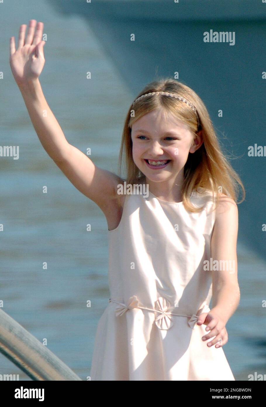 American actress Dakota Fanning, 11, waves to wellwishers as she accompanies American actor Tom Cruise in their visit of the old port of Marseille, southern France, Friday, June 17, 2005. Cruise who is in France to promote the Steven Spielberg film "The War of the Worlds" proposed to his fiancee Katie Holmes earlier on at the Eiffel Tower in Paris. (AP Photo/Claude Paris) Banque D'Images