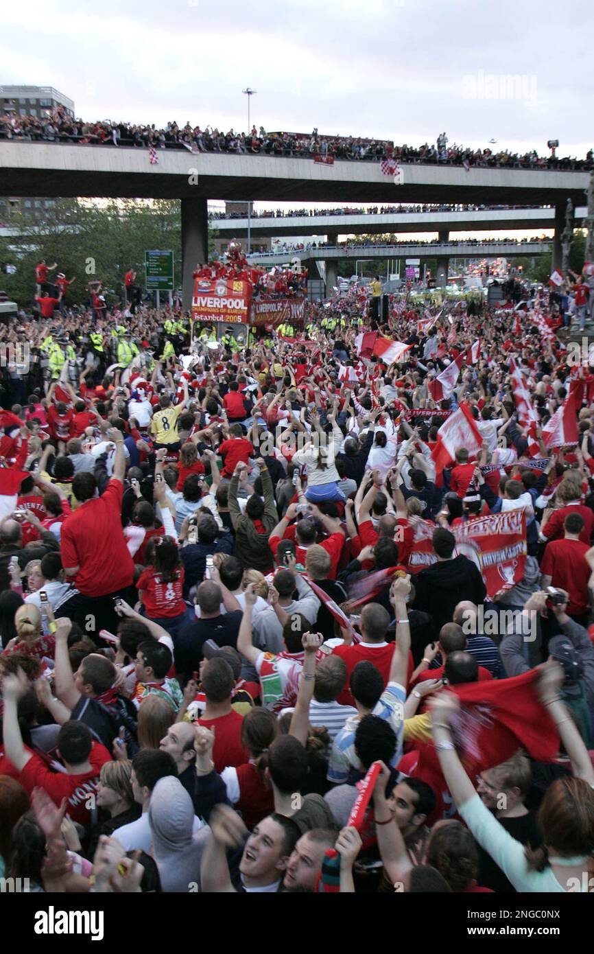 Liverpool FC players celebrate their Champions League title with thousands of exultant fans, as their open top bus arrives at St. George's Square in the city centre, during their parade through the steets of the Liverpool, England, Thursday, May. 26, 2005. Liverpool beat AC Milan in Istanbul on Wednesday, winning the Champions League final. (AP Photo/Jon Super) Banque D'Images