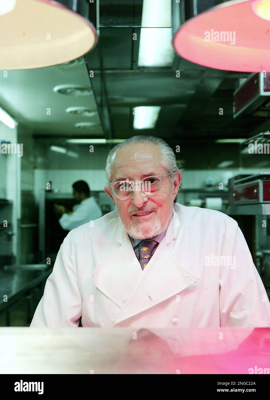 https://c8.alamy.com/compfr/2ngc22a/top-french-chef-alain-senderens-65-is-photographed-in-the-kitchen-of-his-parisian-restaurant-lucas-carton-friday-may-20-2005-senderens-said-he-was-giving-up-his-top-rating-of-three-stars-in-the-famed-michelin-restaurant-guide-to-break-away-from-competition-in-the-kitchen-ap-photo-jacques-brinon-2ngc22a.jpg