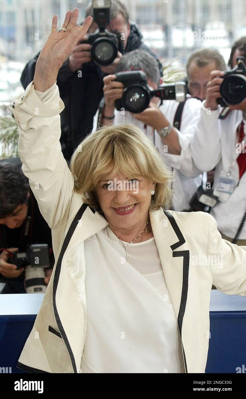 French actress Jeanne Moreau poses for photographers during a photo call for their film "Le temps qui reste" (The time that remains), directed by French director Francois Ozon, compete in a parallel section of "Un certain regard" at the 58th international Cannes film festival, southern France, Monday, May 16, 2005. (AP Photo/Lionel Cironneau) Banque D'Images