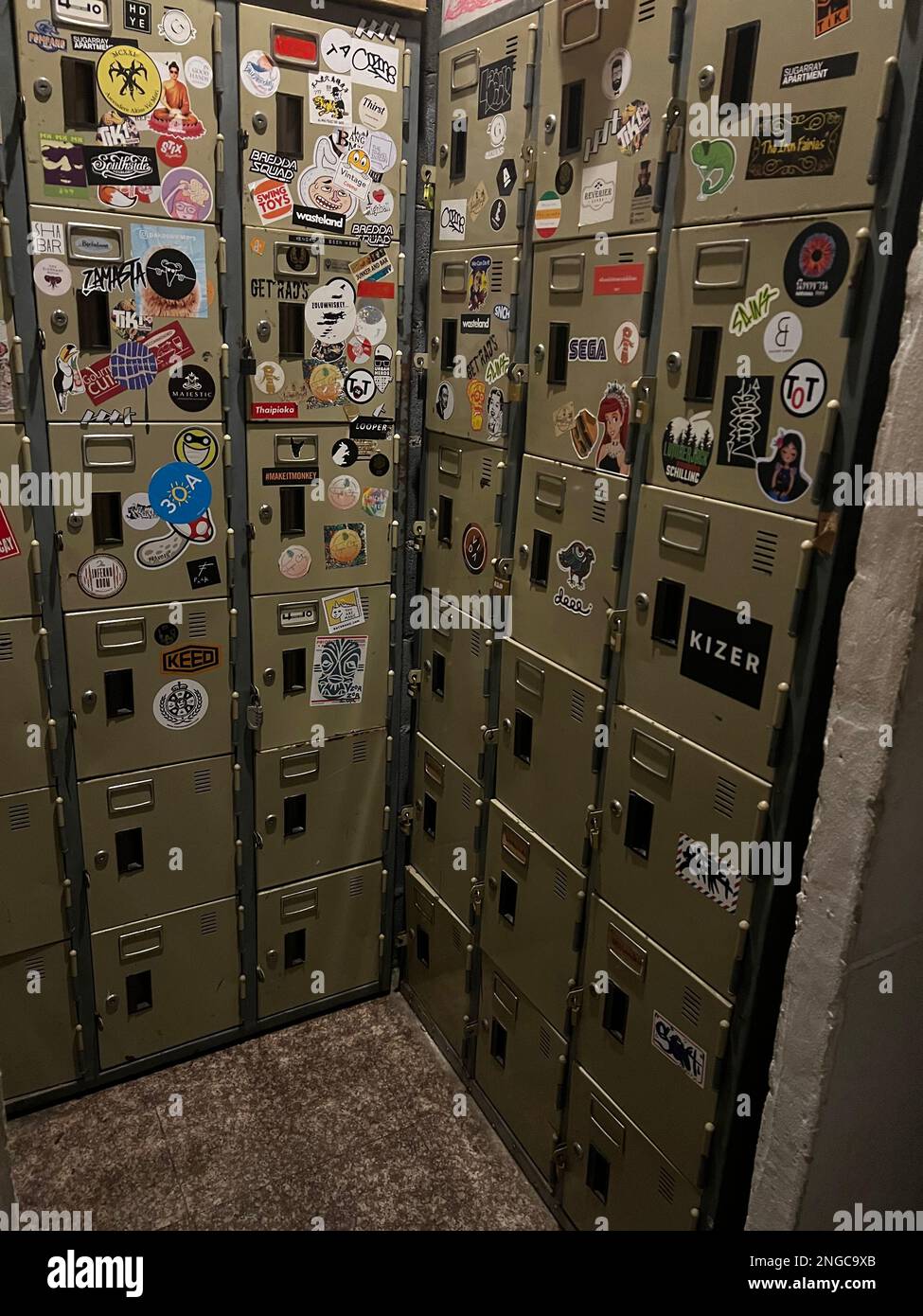 Bangkok, Thaïlande. 10th févr. 2023. L'entrée à « Find the Locker Room » dans le quartier branché de Thonglor à Bangkok. Des casiers au lieu d'une porte vous attendent ici. Pour prendre un verre au bar Speakeasy, les visiteurs doivent d'abord comprendre comment entrer. (À dpa: 'Le murmure est cool: Les bars Speakeasy sont culte parmi les hiboux de nuit') Credit: Carola Frentzen/dpa/Alamy Live News Banque D'Images