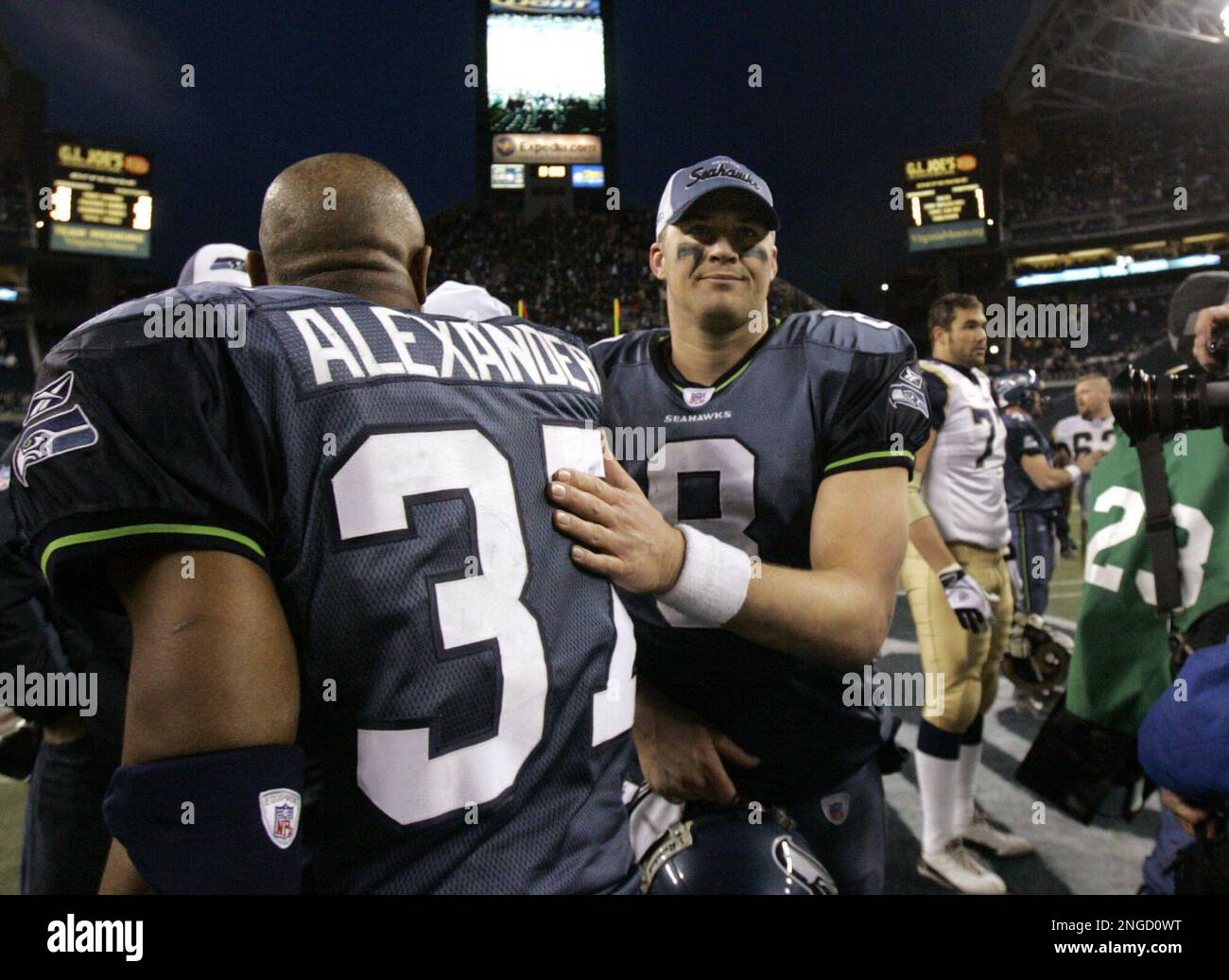 Seattle Seahawks quarterback Matt Hasselbeck, right, gives a pat to teammate Shaun Alexander after their loss to the St. Louis Rams, Saturday, Jan. 8, 2005, in Seattle. The Rams won the playoff game, 27-20. (AP Photo/Elaine Thompson) Banque D'Images