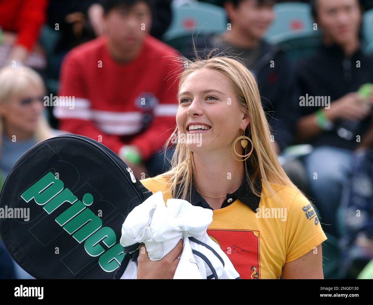 Russian tennis sensation Maria Sharapova smiles during the sale of tennis racquets autographed by the participants of the Watsons Water Championships Challenge 2005 women's tennis exhibition tournament at Hong Kong, Saturday, Jan. 8, 2005. The sum of the sales raised to 1.2 Hong Kong dollars (US$160,000). The tournament was won by Russian Elena Dementieva who beat defending champion Venus Williams of The U.S., 3-6, 2-6. (AP Photo/Anat Givon) Banque D'Images