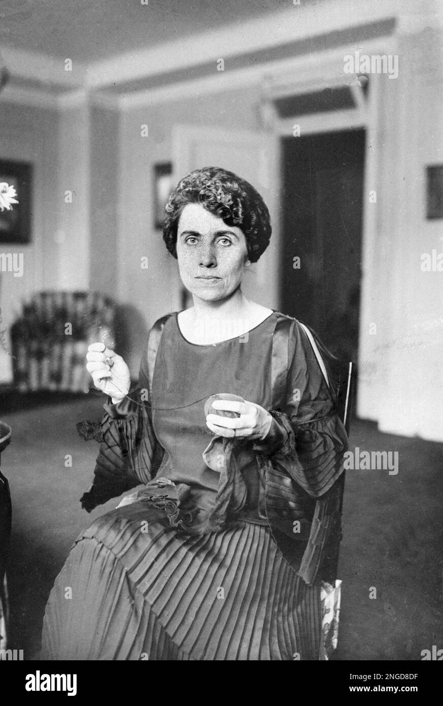 U.S. first lady Grace Coolidge is shown in the presidential suite of the New Willard Hotel in Washinton, D.C., Aug. 7, 1923. The Willard Hotel is temporarily serving as the official presidential residence during the transition to the White House. (AP Photo) Banque D'Images