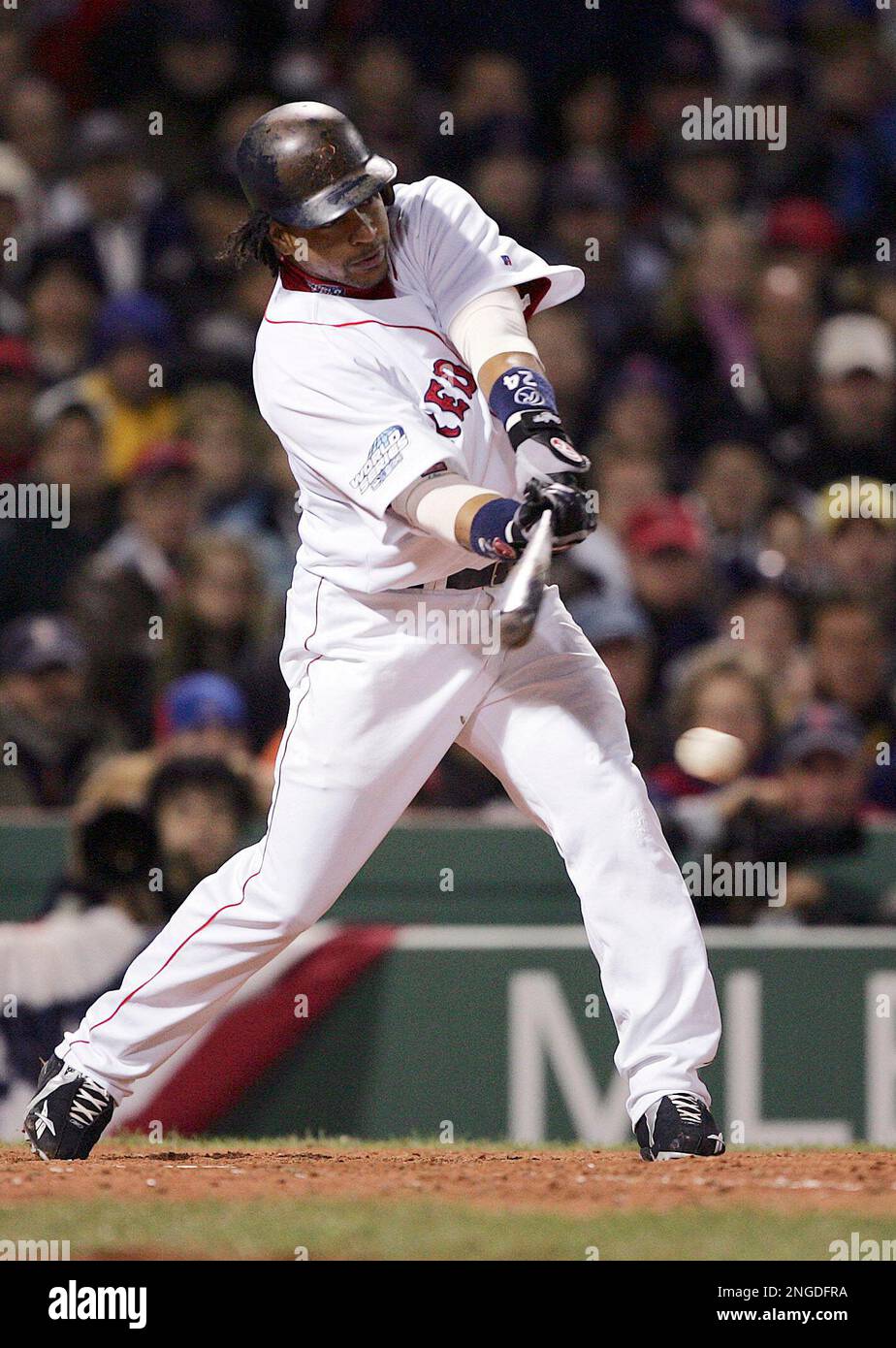 Boston Red Sox's Manny Ramirez hits into a fielder's choice in the third inning against the St. Louis Cardinals in Game 1 of the World Series Saturday, Oct. 23, 2004 in Boston. The Sox won 11-9. Brilliant with the bat, bumbling in the field, the Red Sox outfielder was in his usual form for Game 1 of the World Series (news - web sites) on Saturday night when he singled three times and committed two errors (AP Photo/Charles Krupa) Banque D'Images
