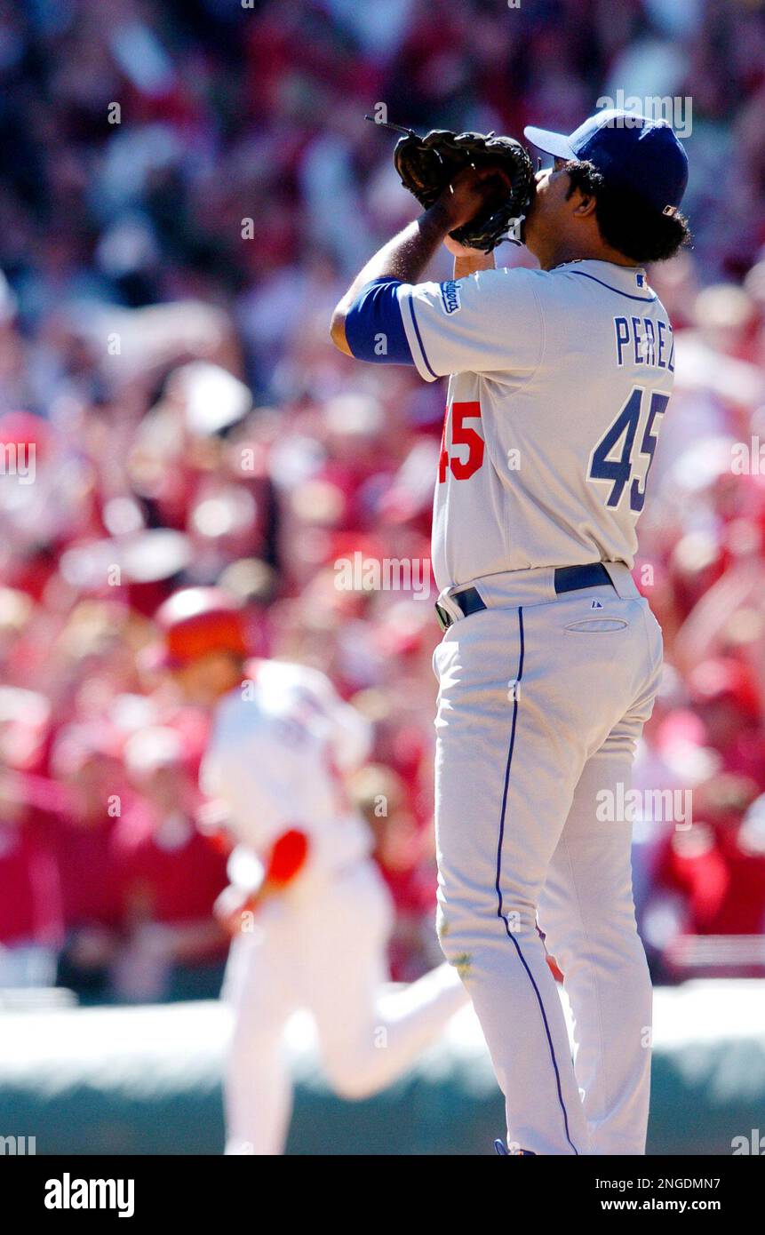 Los Angeles Dodgers' Odalis Perez reacts as St. Louis Cardinals' Jim Edmonds runs the bases on his third inning home run in Game 1 of the National League Division Series on Tuesday, Oct. 5, 2004, at Busch Stadium in St. Louis. (AP Photo/Kyle Ericson) Banque D'Images