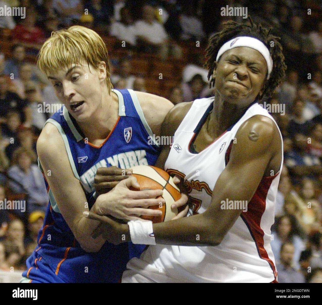 The New York Liberty's Elana Baranova, left, battles for the ball with the Connecticut Sun's Wendy Palmer- Daniel, right, in the second half of the Liberty-Sun WNBA game in Uncasville, Conn., Friday, September, 17 2004. New York won 69-66 to clinch a play-off berth. (AP Photo/John Spivey) Banque D'Images
