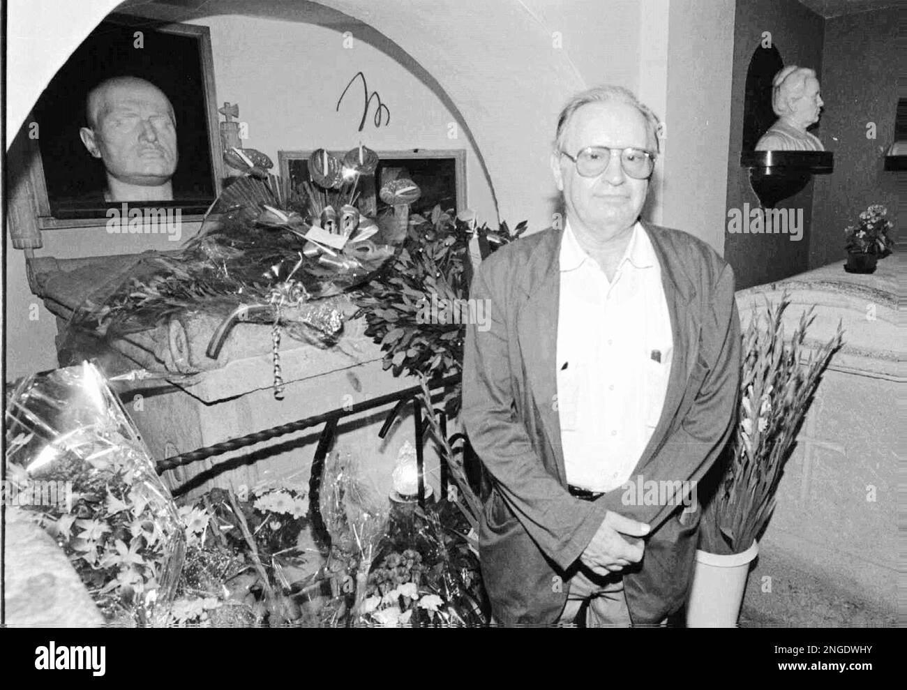 Romano Mussolini, son of Italian dictator Benito Mussolini, stands in front of Benito Mussolini's tomb in the family cript in Predappio, Saturday July 29, 1995, on occasion of the 102nd anniversary of Benito Mussolini's birth. Approximately 300 people took part in the religious ceremony in the church of San Cassiano to honor the memory of the Fascist dictator. Romano Mussolini, married to Sophia Loren's sister Maria, is the father of Alessandra Mussolini, a member of the Parliament for the ex-fascist party, National Alliance. (AP Photo/Paolo Ferrari) Banque D'Images