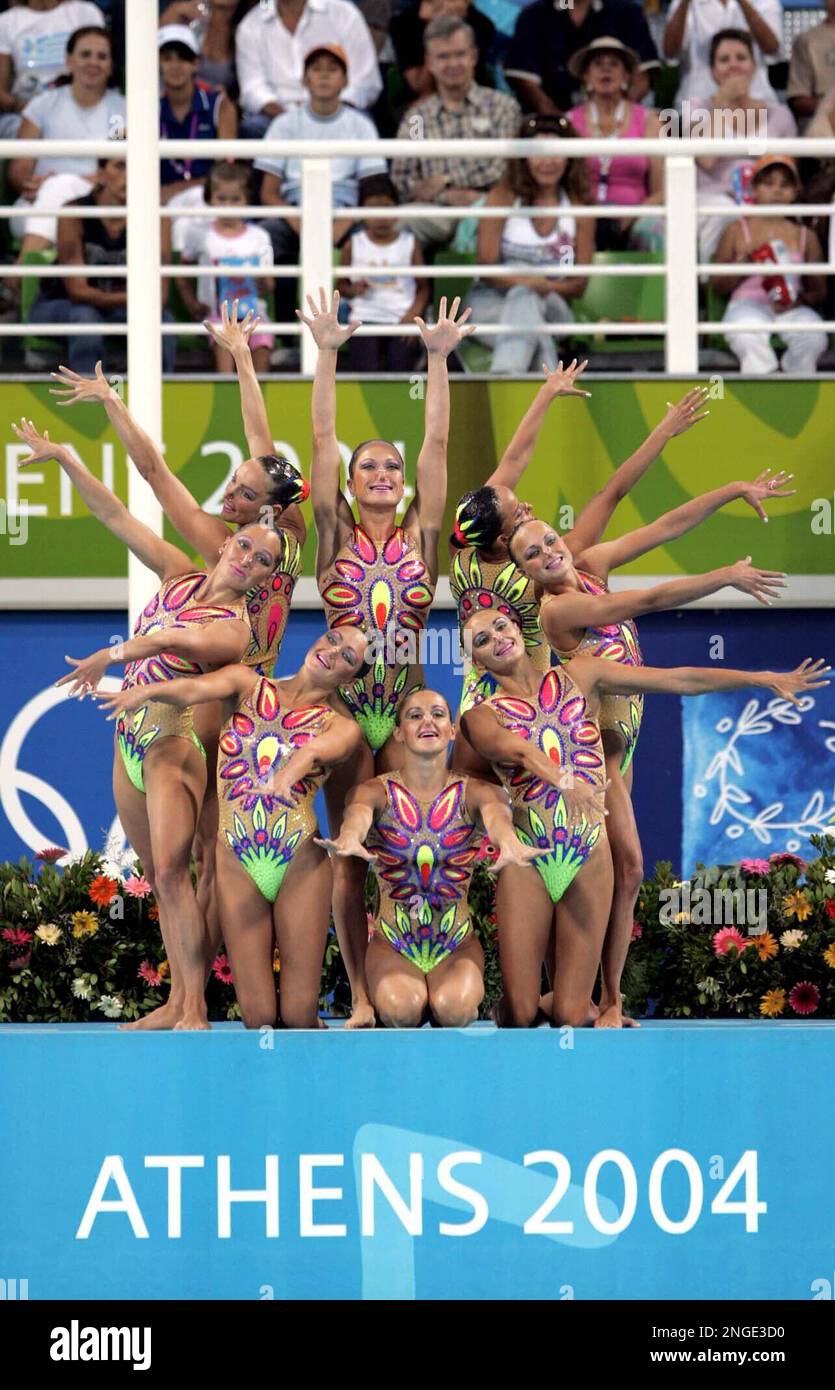 Gold medalist members of Russia's team begin their performance in the team free routine final in synchronized swimming, in the Olympic Aquatic Center at the 2004 Olympic Games in Athens, Friday Aug. 27, 2004. Japan won the silver medal and the United States won the bronze. (AP Photo/Lefteris Pitarakis) Banque D'Images