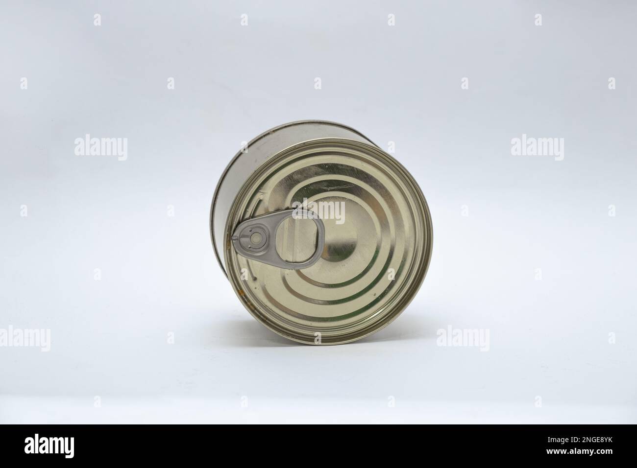 boîte de fer pour conserver les aliments sur fond blanc, conservation Banque D'Images