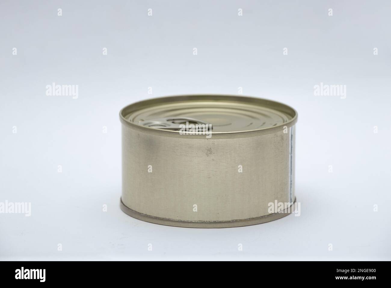 boîte de fer pour conserver les aliments sur fond blanc, conservation Banque D'Images