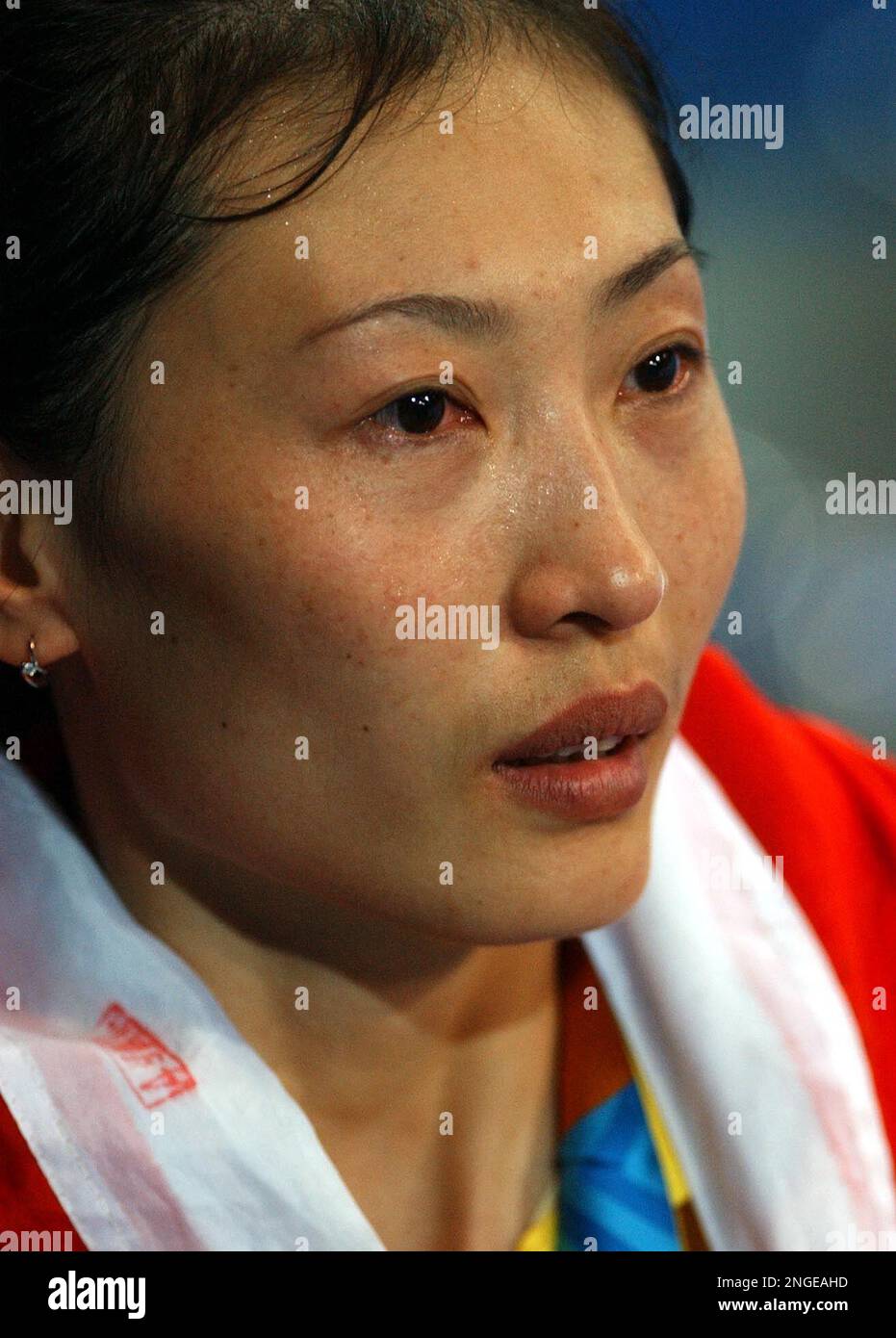 China's Zhang Ning cries on the podium after wining the gold medal in the Women's Badminton singles competition at the 2004 Olympic Games in Athens on Thursday, Aug 19, 2004. (AP Photo/Hasan Sarbakhshian) Banque D'Images