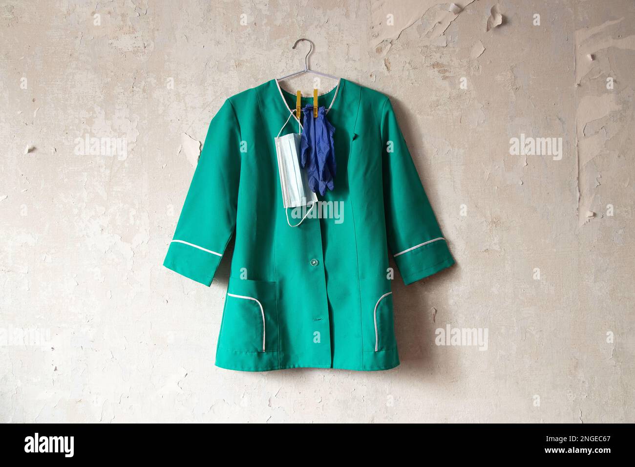 Ukraine costume d'infirmière suspendu sur un vieux mur blanc dans une maison Banque D'Images