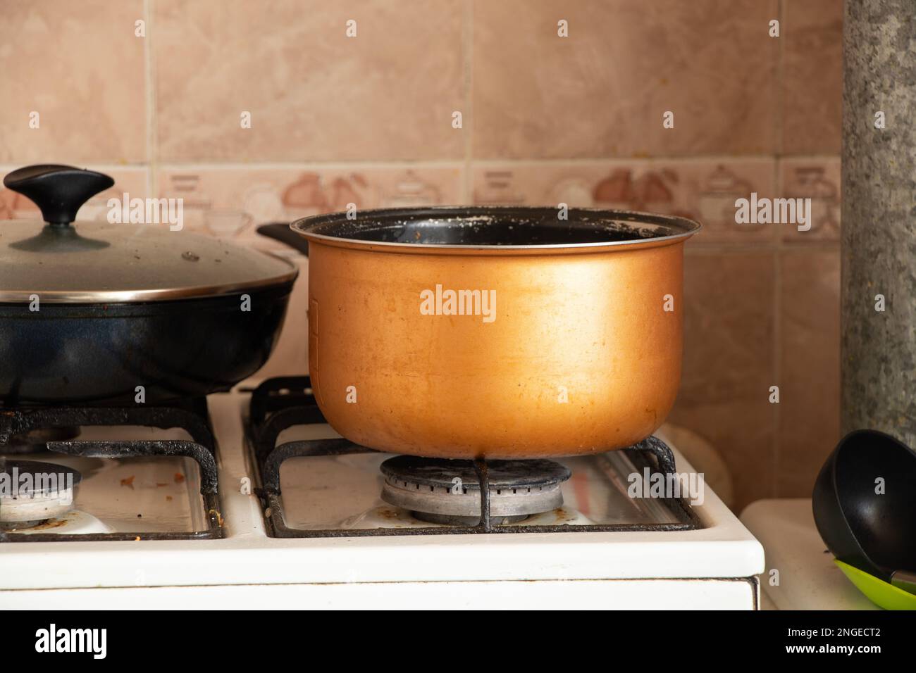 la poêle se trouve sur la cuisinière à gaz dans la cuisine de l'appartement, cuisine Banque D'Images