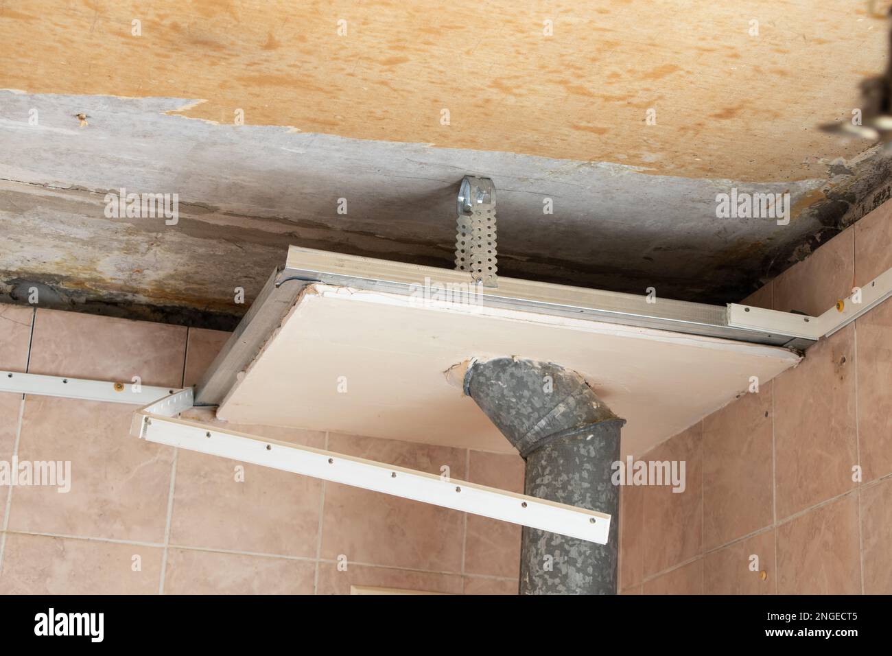 installation de plaques de plâtre sur le plafond, cloison sèche sur la réparation du plafond Banque D'Images