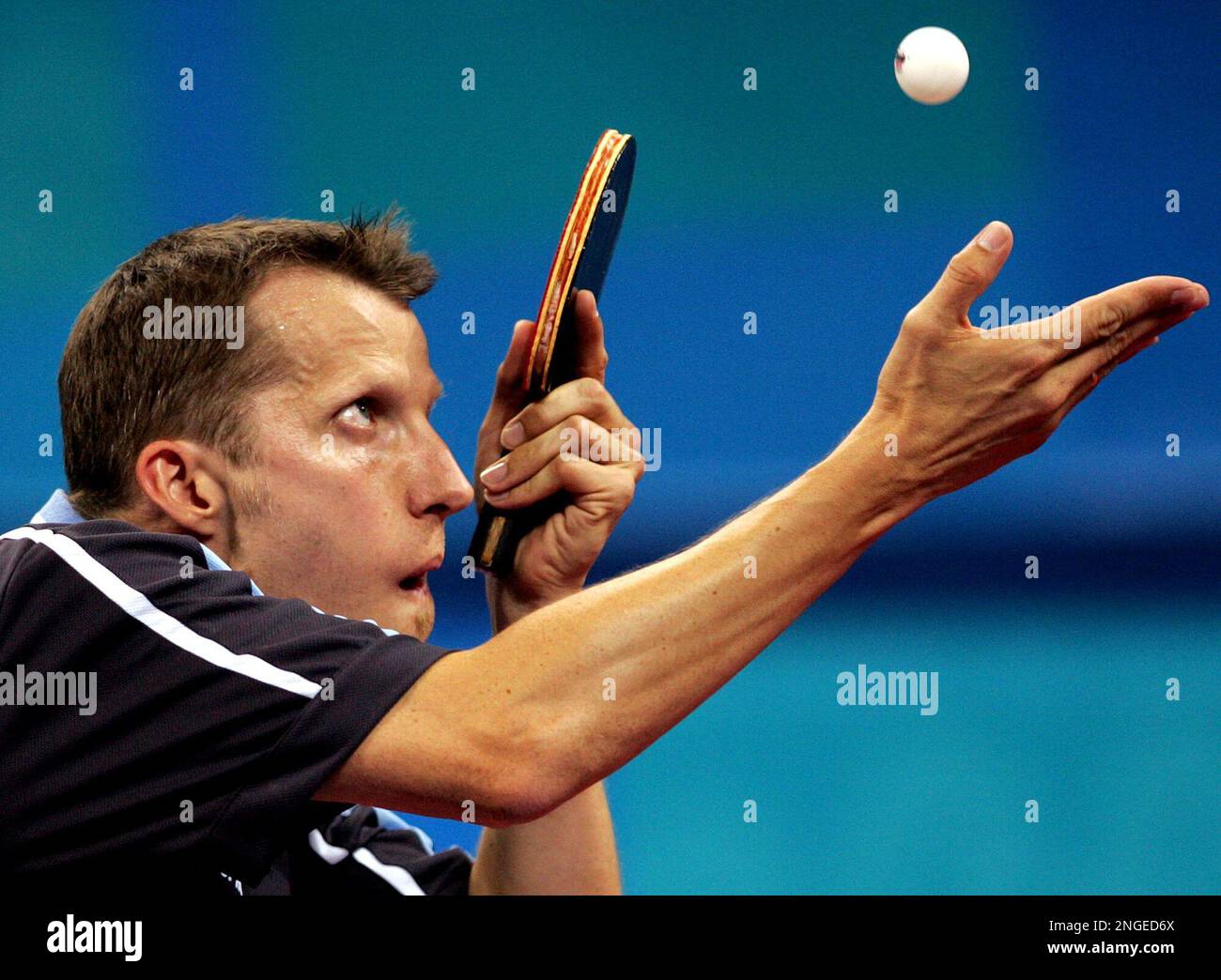 Germany's Jorg Rosskopf watches the ball as he serves against Poland's Tomasz Krzeszewski in the men's singles second round match at the 2004 Olympic Games in Athens, Sunday, Aug. 15, 2004. (AP Photo/Vincent Yu) Banque D'Images