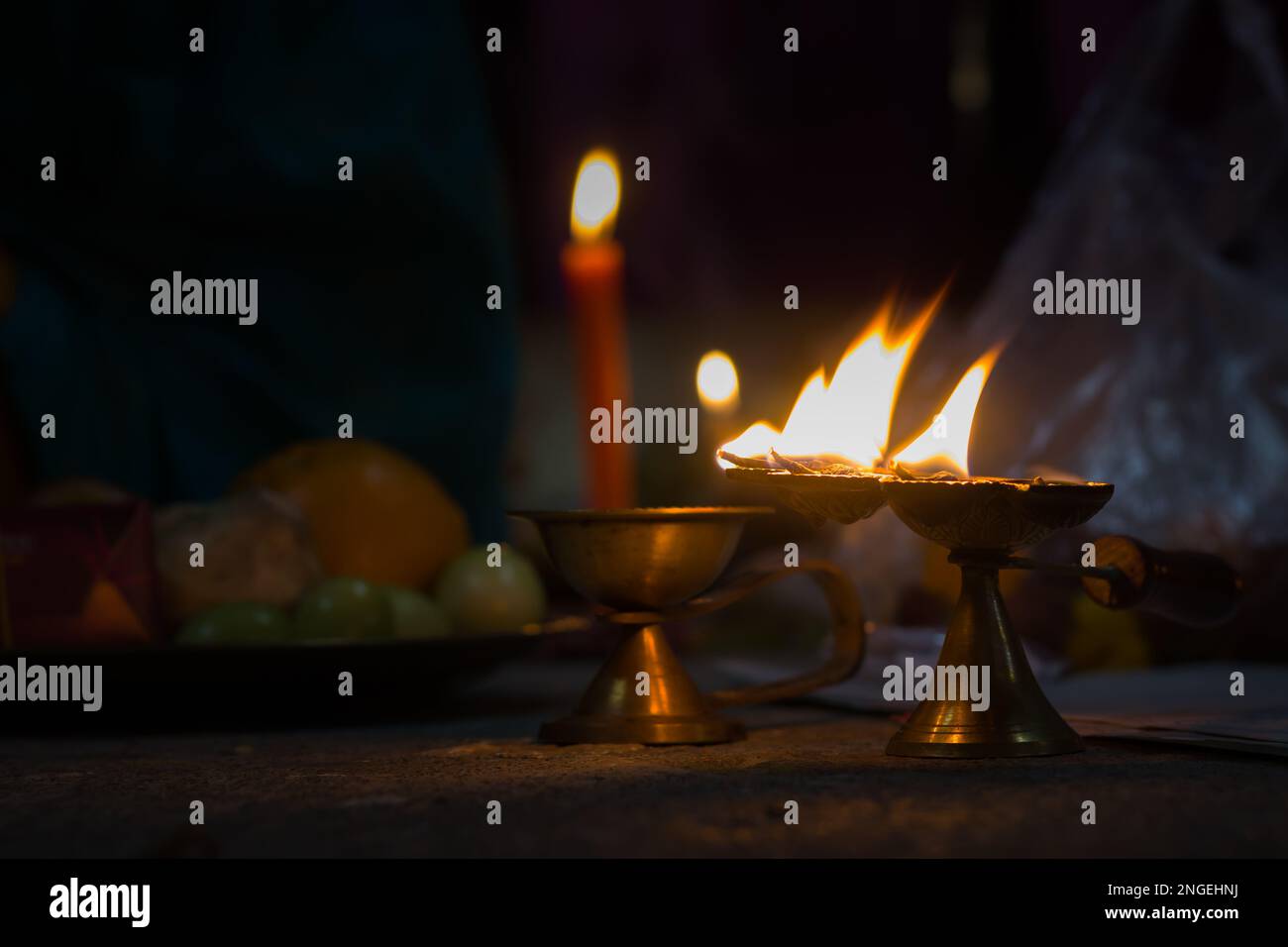 panch pradeep ou lampe à huile à cinq têtes qui brûle avec une flamme brillante. ils sont utilisés dans les rituels hindous de puja comme durga , saraswati , kali , laxmi puja, shi Banque D'Images