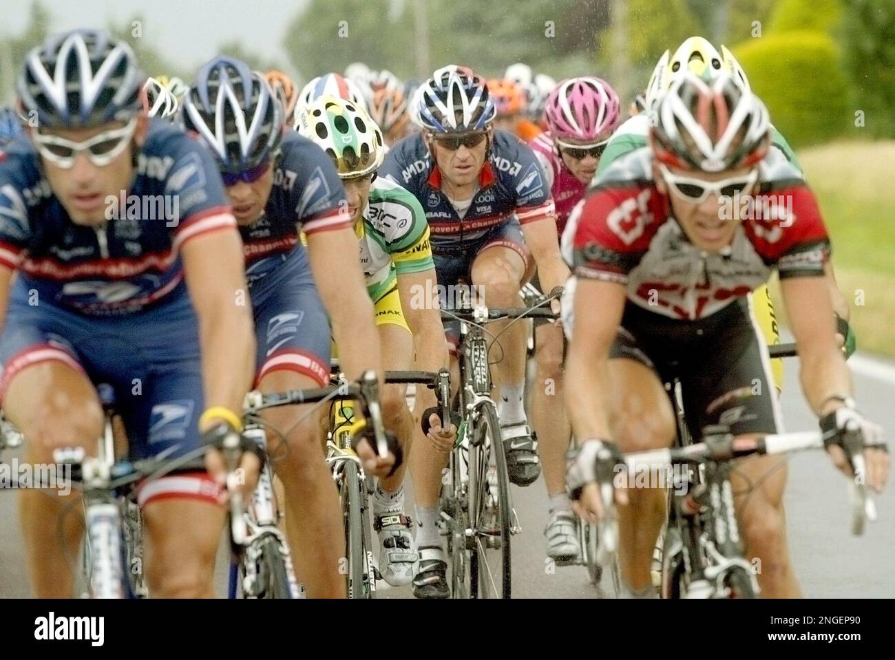 US Postal Service team leader and five-time Tour de France winner Lance Armstrong, of Austin, Texas, rear at center, pedals with the pack as riders chase a two-men breakaway during the 7th stage of the Tour de France cycling race between Chateaubriand, western France, and Saint-Brieuc, Brittany, Saturday, July 10, 2004. Filippo Pozzato of Italy won the stage, Thomas Voeckler of France retains the overall lead of the race. (AP Photo/Laurent Rebours) Banque D'Images