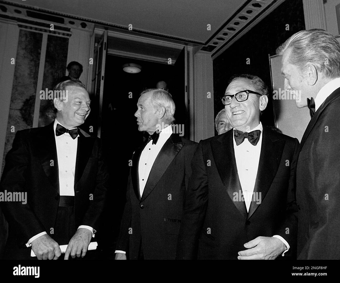 Toastmaster comedian Johnny Carson, second from left, broadcast journalist David Brinkley, left, former Secretary of State Henry Kissinger and actor Kirk Douglas, right, are shown at the Friar's Club Testimonial Dinner at New York's Waldorf-Astoria Hotel, May 5, 1978. (AP Photo) Banque D'Images