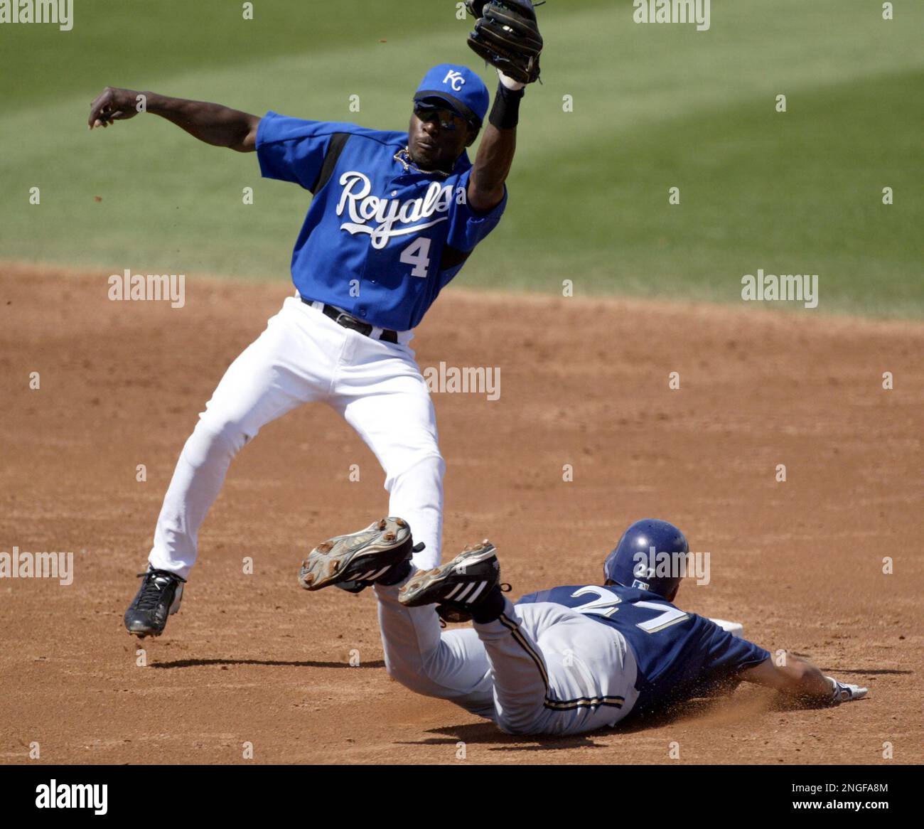 Kansas City Royals shortstop Angel Berroa (4) makes a catch in time to tag out Milwaukee Brewers' Brady Clark at second base as Clark attempts a steal in the third inning Friday, March 26, 2004, at Surprise Stadium in Surprise, Ariz. The split-squad Brewers lost, 8-7, to the Kansas City Royals. (AP Photo/Ted S. Warren) Banque D'Images