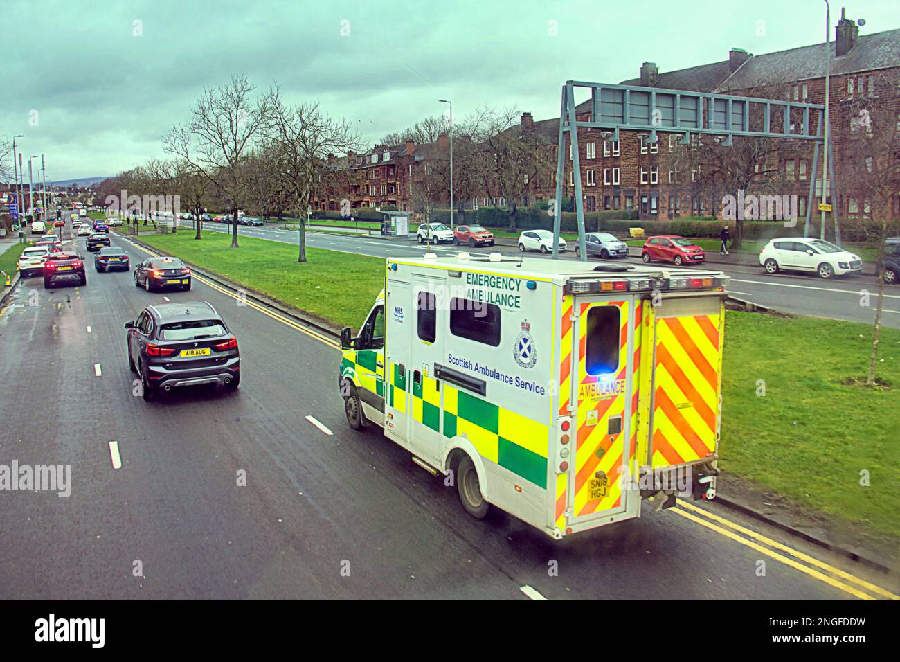 De nouvelles frappes d'ambulance ont été annoncées alors que l'on en photo se précipitait dans un incident cet après-midi. Banque D'Images
