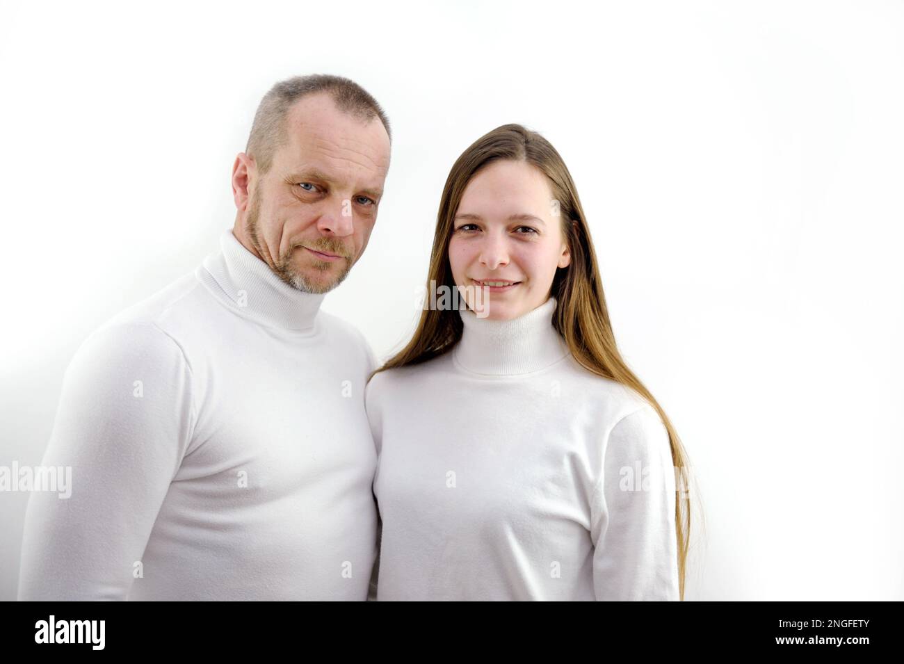 Profil vue latérale portrait de son il elle belle attrayante charmant charmant mignon gai gai contenu de gaie personnes les bras repliés isolés sur fond blanc clair pastel. Photo de haute qualité Banque D'Images