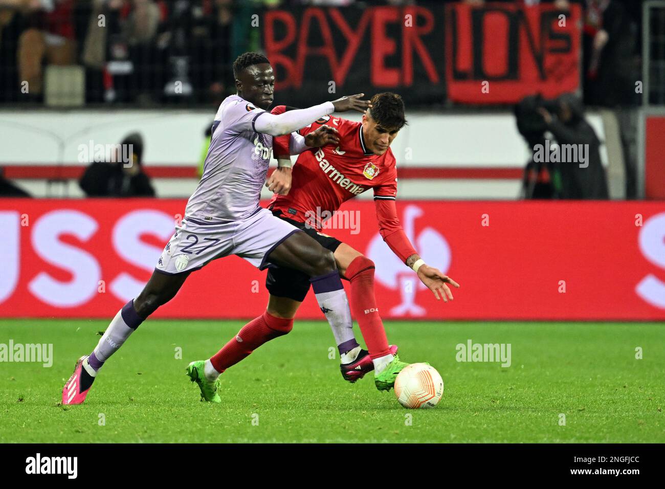 Leverkusen, Allemagne. 16th févr. 2023. Football: Europa League, Bayer Leverkusen - COMME Monaco, tour de knockout, tour intermédiaire, première jambe, à BayArena. Piero Hincapie (r) de Leverkusen et Krepin Diatta de Monaco se battent pour le ballon. Credit: Federico Gambarini/dpa/Alay Live News Banque D'Images